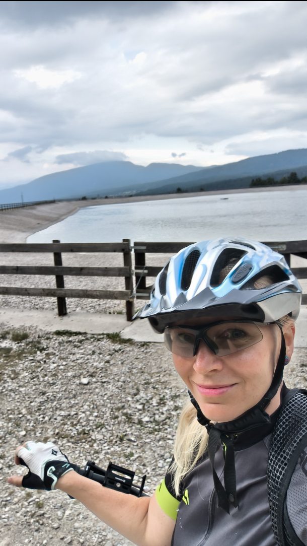 Bojovka byla na chvíli jen dopo, tak jsme si dali odpo 19.7. ještě podvečerní vyjížďku na kole do Tratoria Arnica... Tam jsme jeli po asfaltu že stellplatzu Belvedere, ale zpět jsme to střihli nádhernou stezkou s výhledy kolem nádrže Ronchi... Doporučujeme 😉👌...
#vimteamcz #visititaly #cyklistika #cyklovylet #cyklotrasy #mtbkids #emtb #ebike