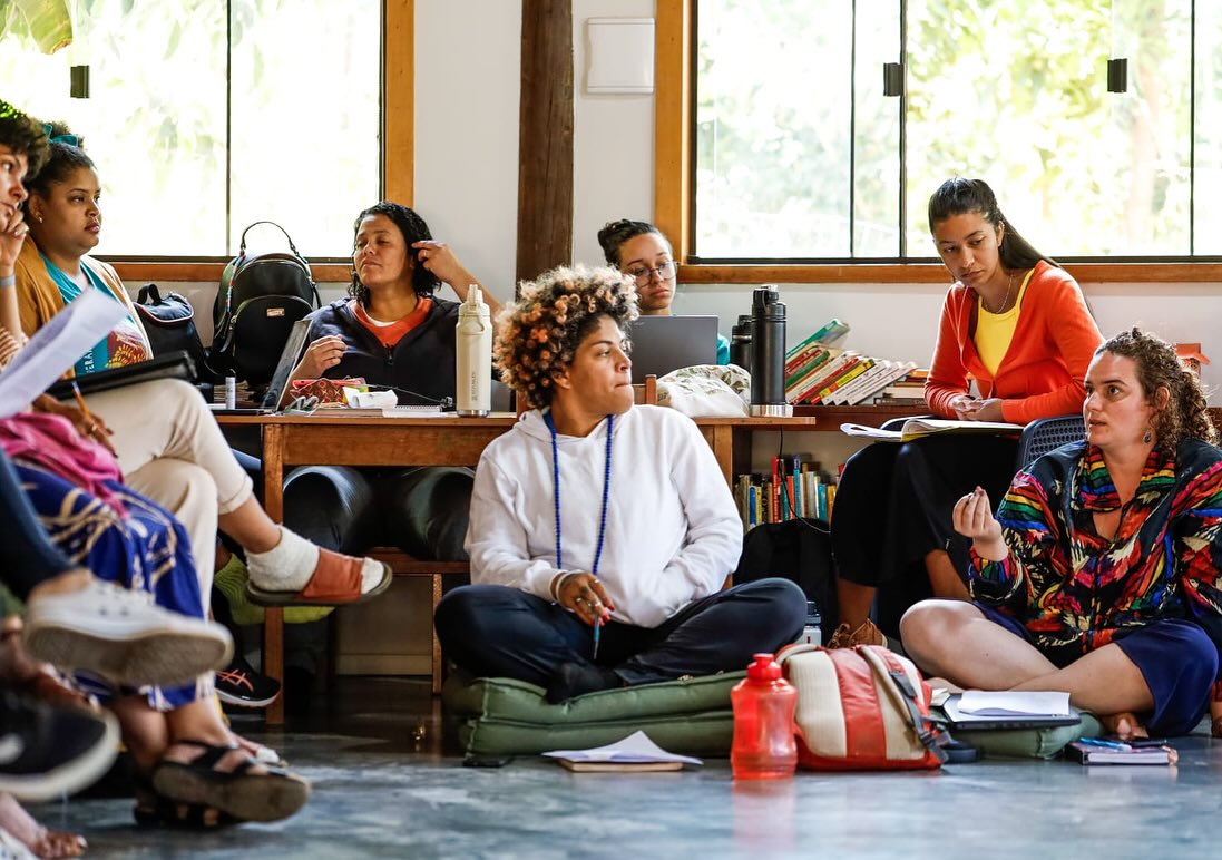 Uma escola na qual sua equipe faz parte da paisagem, é natureza. Meio do ano, tempo de descanso, pausa para pegar fôlego para mais um semestre. No retorno, uma semana de encontro, de estudo e cuidado entre os nossos. Acreditamos que só podemos ser professores e educadores respeitosos e que favorecem espaços de liberdade para as subjetividades dos estudantes, se vivermos esse lugar como sujeitos. Entre cuidado com o corpo, com a mente e com os fazeres pedagógicos, vamos nos encontrando em uma escola de vida e para a vida. Cada um entra com sua história, com sua própria forma de existir para oferecer a este ambiente educativo. Uma escola onde a diferença é potência, e não ameaça, traz para seu bojo muitas conversas e diálogos que não nos furtamos em fazer. E assim vamos, a cada dia fazendo junto com cada um que compõe esse espaço uma paisagem em movimento, de construção de novos sentidos para uma outra sociedade possível.
Fotos: @matheusalvesfoto