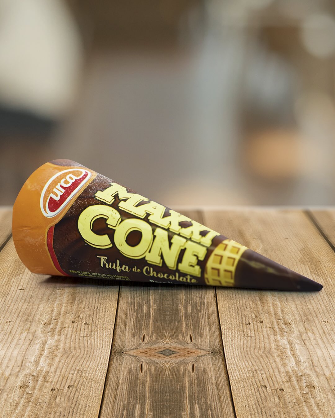 Em 2026, o Estúdio Napoleon completa uma década de história. E para marcar esse momento, estamos revisitando projetos que ajudaram a construir nosso repertório criativo e nosso olhar estratégico. Neste #tbt, relembramos o redesign da embalagem do Maxicone, da Sorvetes Urca, uma linha que exigia impacto visual, clareza de leitura e apelo direto ao consumidor.
A proposta foi desenvolver uma identidade vibrante e funcional, com destaque para a hierarquia de informações, combinação cromática e estilo gráfico alinhado ao universo da marca. Um projeto pensado para fortalecer a presença da Sorvetes Urca no ponto de venda e gerar valor percebido desde a gôndola.
#packagingdesign #brandingdesign #labeldesign #brandidentity #packaginginspiration #visualidentity #designbrasileiro #brandstrategy #studiodedesign #logotypedesign