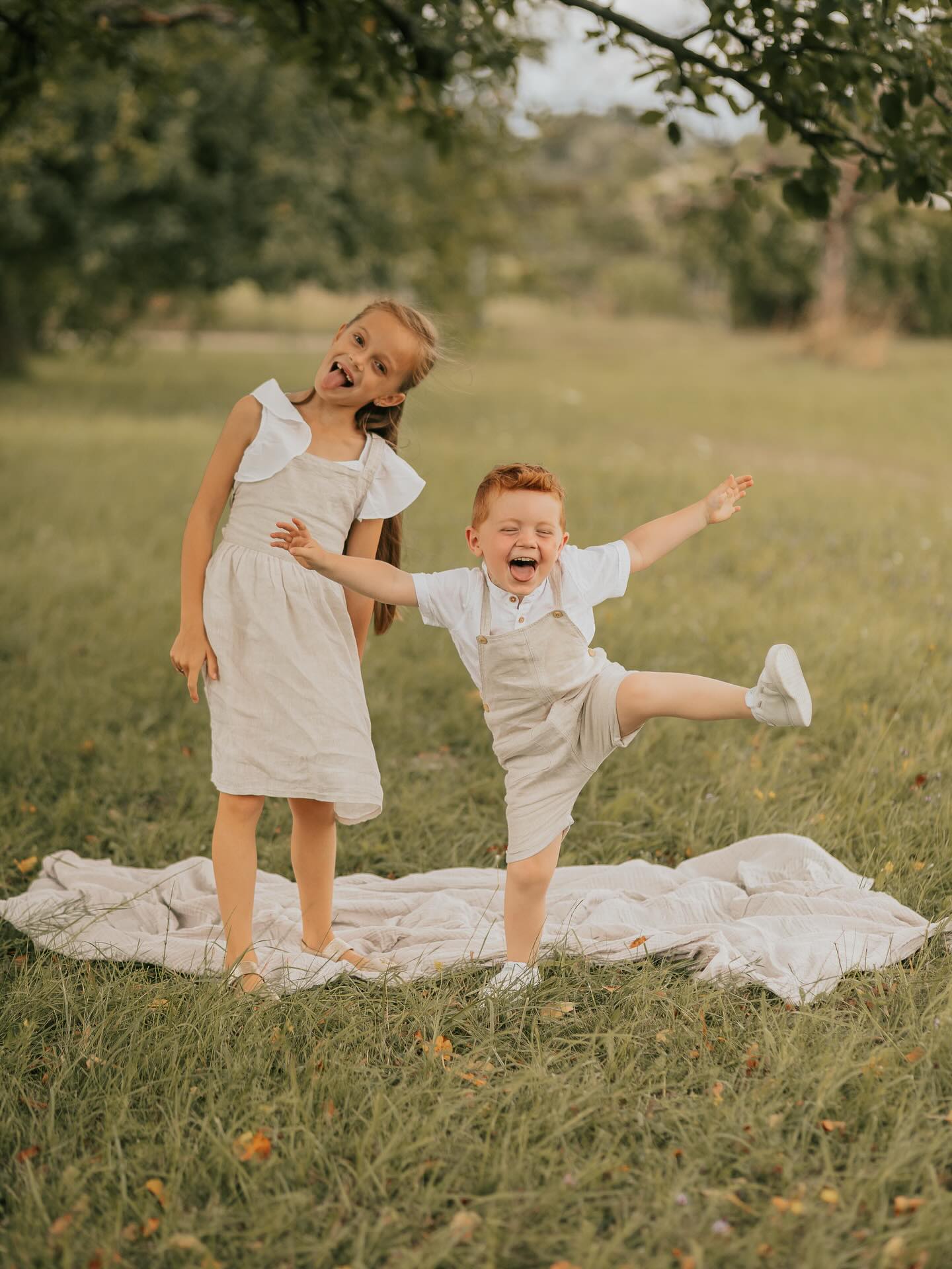 Nur echtes Leben.
Die Kids dürfen rennen, lachen, träumen – einfach sie selbst sein. Und genau so möchte ich es festhalten: wild, frei und voller Herz🤍
Eine Stunde Chaos? Vielleicht.
Eine Erinnerung fürs Herz? Ganz sicher.