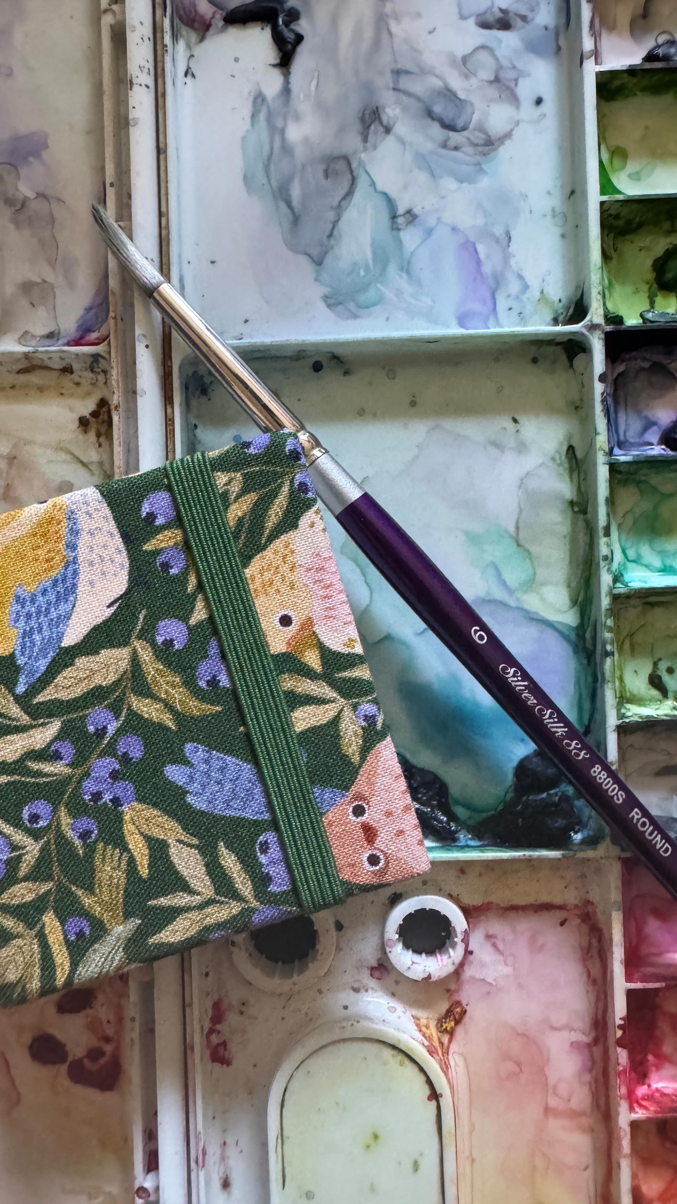 Little people in a little book!
So fun to paint and to paint small!
Do it 🤩
On to a new book… fill them up!
Litle itty bitty book from @catlg ❤️
#watercolourpainting #watercolor #paintingpeople #watercolorjournal