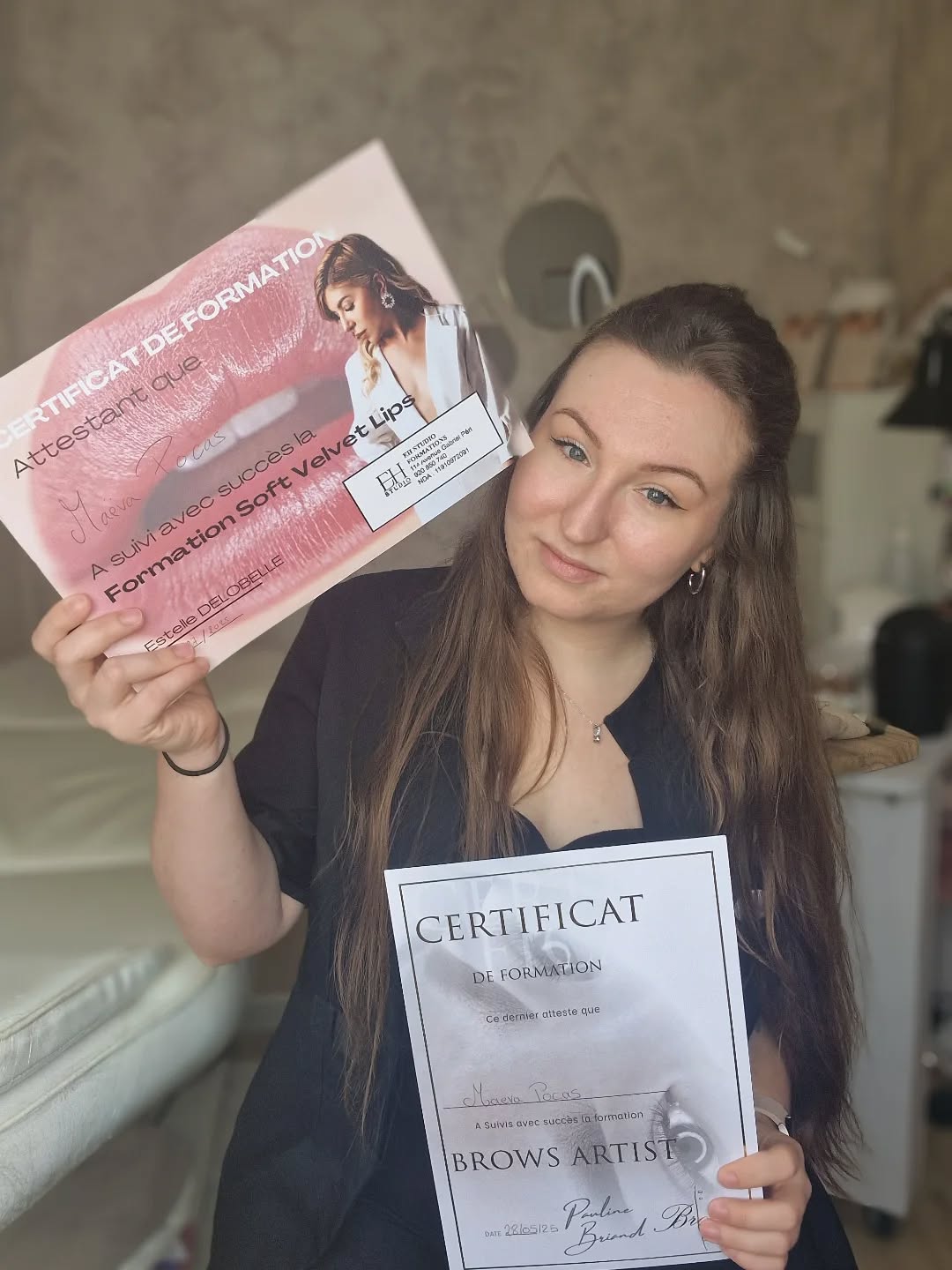 📚 Dernièrement, j’ai suivi deux formations de perfectionnement en dermopigmentation :
• Ombre Brows (sourcils poudrés) à Nantes
• Velvet Lips (lèvres) à Lille
Parce que pour moi, la formation, c’est essentiel.
J’ai besoin d’apprendre, de me challenger, de pousser toujours plus loin la précision de mes gestes pour vous offrir des résultats encore plus justes, plus fins, plus harmonieux 🎯
Dans ce domaine qui me passionne tant, je me sens à ma place.
Et ce que j’aime par-dessus tout dans le maquillage permanent, c’est ce contraste :
Moi qui suis de nature impatiente… je deviens calme, concentrée, presque méditative quand je pratique.
Ça m’apaise.
Merci à mes formatrices pour leur transmission, et à vous qui me faites confiance chaque jour 💗
Toujours en route vers le meilleur ✨
👉 À cela s’ajoutent régulièrement d’autres formations en lien avec mes soins esthétiques (visage, corps, regard…)
Parce que je veux rester à jour, en évolution, pour vous proposer des prestations adaptées et qualitatives 🌿
#ombrebrows #velvetlips #dermopigmentation #formationcontinue #esthetique #maquillagepermanent #apprentissageconstant #sourcilspoudrés #lèvrespigmentées #estheticiennepassionnee #dermopraticienne