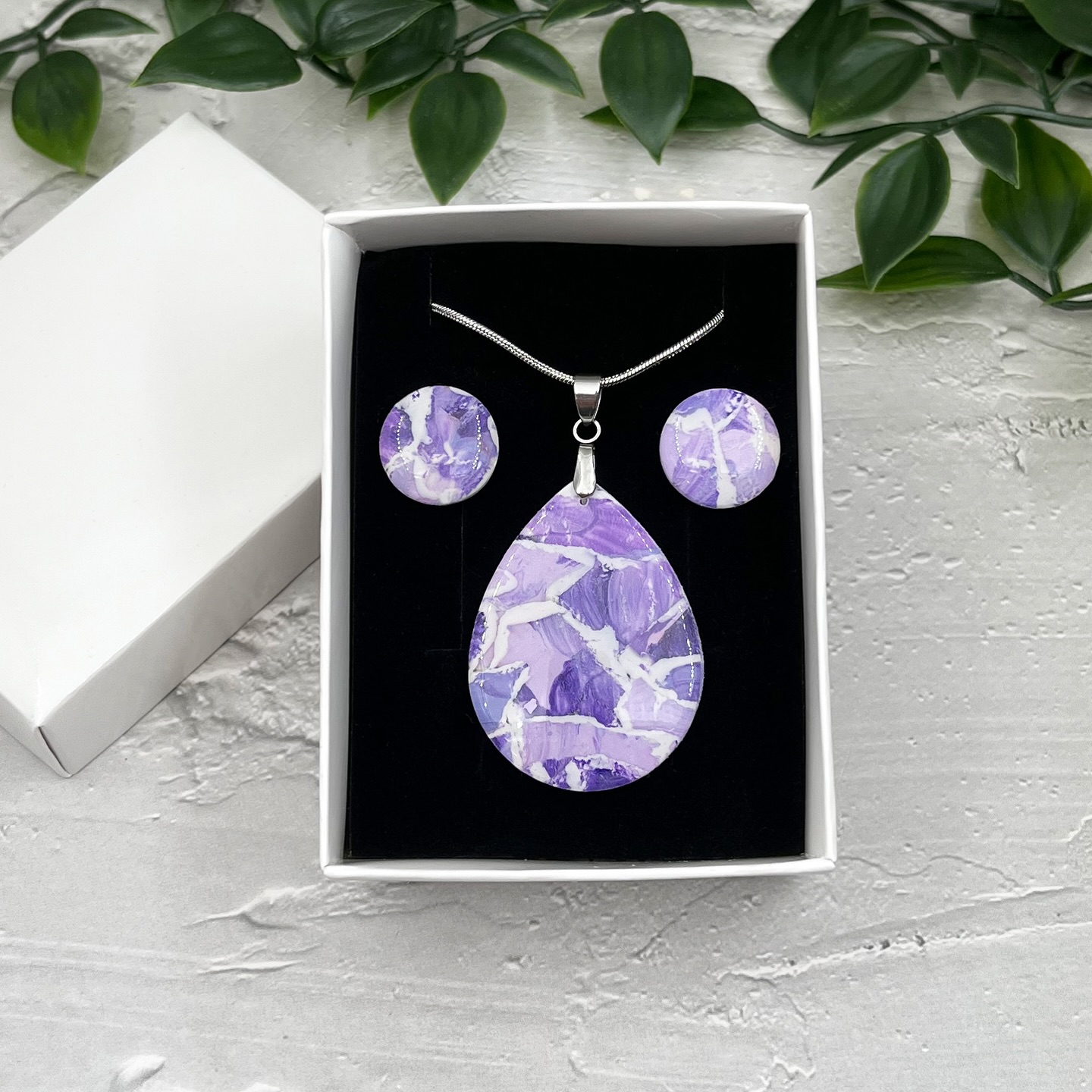 Zarif damla formu ve özgün renk dokusuyla, stilinize sanatsal bir dokunuş katın.
El yapımı Polimer Kil Damla Kolye ve Küpe Seti
Tüm metal aksamlar paslanmaz çeliktir.
Evelina – B
📩 Sipariş ve detaylar için DM’den ulaşabilirsiniz.
.
.
.
.
.
#elyapımıtakı #polimerkiltakı #damlakolye #kolyeküpeseti #takıseti #moraksesuar #elemeğigöznuru #minimaltakı #paslanmazçeliktakı #çeliktakı #şıkaksesuar #takımodası #hediyeliktakı #sanatsaltakı #giyilebilirsanat #günlüktakı #handmadejewelry #polymerclayjewelry #statementnecklace #giftforher #jewelrystyle #shopier #etsy #biesgecollection #biesge