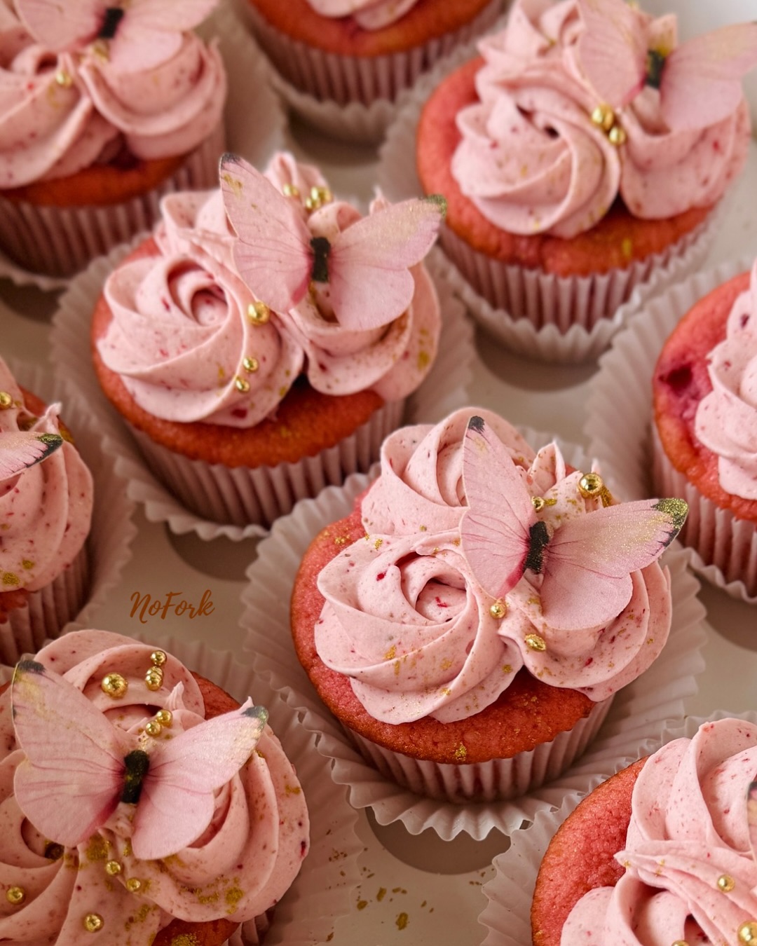 Something whimsical & sparkly for a Fairy 1st Birthday!🧚💖
#nofork #celebratingmadeeasy #eatwithyourhands #Neapolitan #butterflycupcakes #noutensilsrequired #supportlocal #custombakery