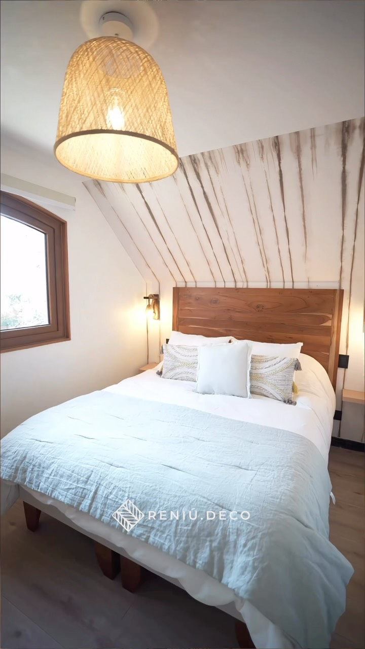 Te llevamos a recorrer esta casa en Lo Barnechea, donde cada rincón fue pensado para reflejar la esencia de quienes la habitan 🙌🏻
Desde un living lleno de energía y luz, hasta espacios que invitan a detenerse y disfrutar los detalles: cuadros con historia, plantas que respiran vida y una paleta de colores que conecta con la alegría del día a día 🌿🎨
En Reniú Deco no solo decoramos, creamos ambientes que se sienten como hogar 🏡💫
¿Te gustaría transformar tu casa así?
Escríbenos por WhatsApp al +56 9 9730 1385 y partamos tu proyecto 💬
#reniu #deco #hogarconestilo #decoracionchile #renovaciondehogar #casainspiradora #livingcononda #recorridodeco #interioreschile #espaciosunicos #asesoriadeco #transformaciondeespacios