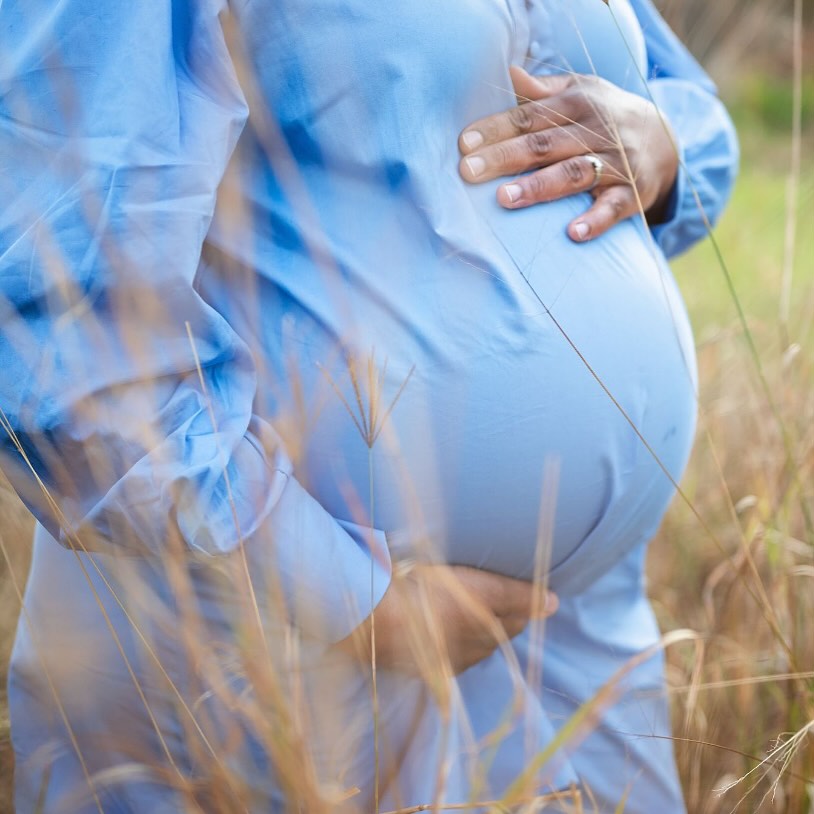 That glow! ✨ What an incredible time to document.
What’s your favorite part about the journey to parenthood? Let me know in the comments! 👇