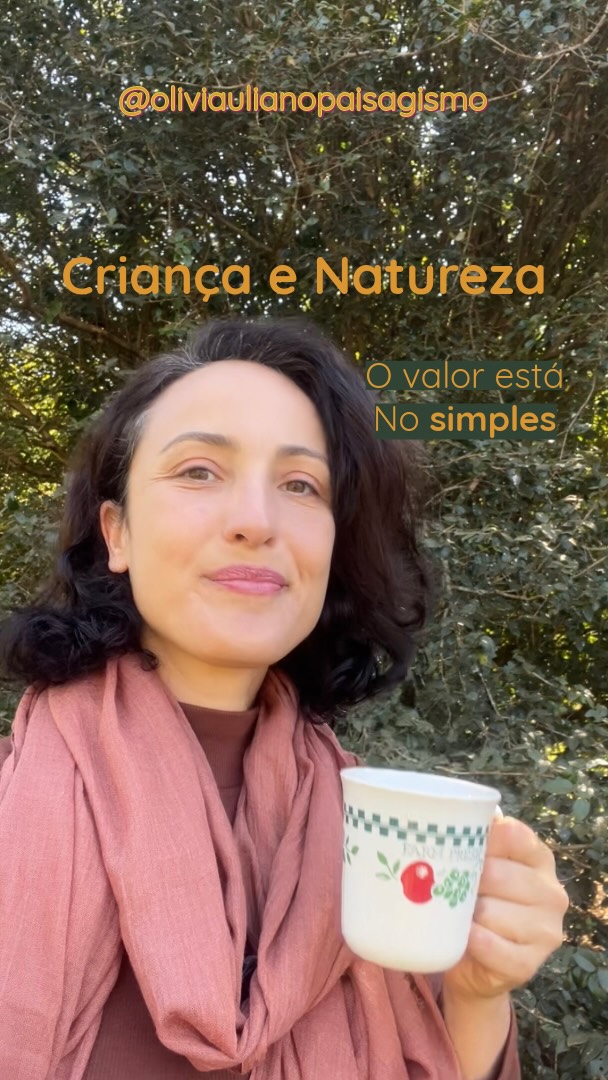 🇧🇷Estas férias na fazenda me fizeram refletir sobre o que é realmente valioso para a #infância . O contato com a #natureza é uma grande oportunidade para descobrir o prazer e a preciosidade de vivenciar o simples, a presença.
.
A primeira coisa que as crianças quiseram mostrar de “legal na fazenda” para as primas, foi a horta, alimentar o cavalo, pegar ovos no galinheiro. Coisas cotidianas e simples, mas onde eles enxergaram muito valor, e que tenho certeza que ficará marcado em suas memórias. Existe magia na simplicidade.
.
🇬🇧This farm vacation made me reflect on what’s truly valuable in childhood. Contact with nature is a great opportunity to discover the pleasure and preciousness of experiencing simplicity, of being present.
The first thing the children wanted to show their cousins about the “cool things about the farm” was the vegetable garden, feeding the horse, and collecting eggs from the chicken coop. These were simple, everyday things, but they found great value in them, and I’m sure they will remain etched in their memories. There’s magic in simplicity.
#biofilia #ferias #criançaenatureza #simplicidade #designbiofilico #desemparedamentodainfância #qualidadedevida