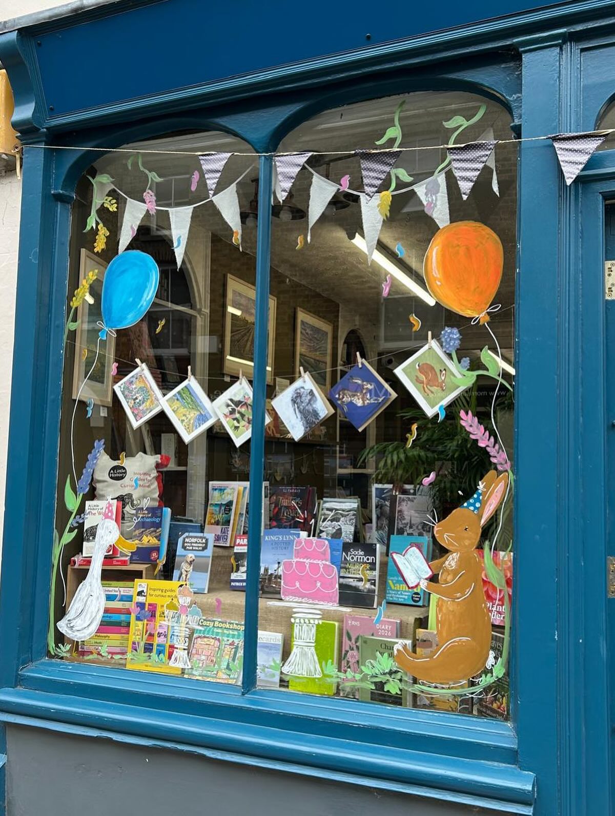 Preparations for our 1 year bookshop birthday celebrations are underway with some wonderful window art work by the incredibly talented Amelie from @framinart
Keep an eye out for more celebrations coming to the shop next weekend!
#bookshop #birthday #wordsandwonder #downhammarket