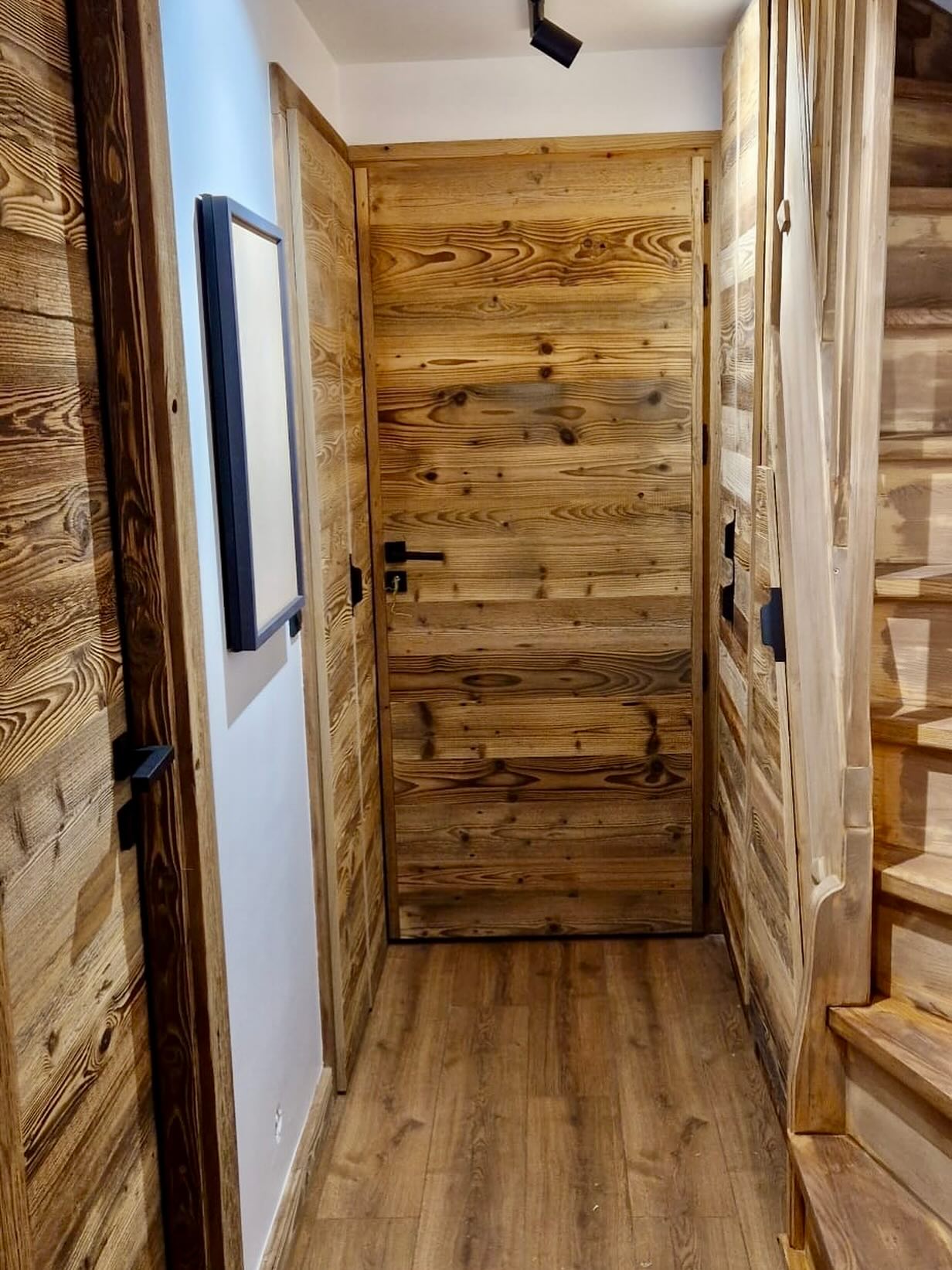 ✨ Rénovation terminée !
De la conception à la réception chantier !!
Appartement Huskies 🐺
Bois naturel, lumière traversante et aménagement sur mesure : chaque détail a été pensé pour créer un espace à la fois fonctionnel et réconfortant.
Un espace transformé, optimisé, et chaleureux 🤩
.
.
.
#saintgervaislesbains #megeve #paysdumontblanc #prazsurarly #valdarly #montblanc #moutains #maitredoeuvre #suividechantier #chantierencours #appartement #montagne #entrepreneur #frenchalps #chantier #wood #interiordesign #chantierencours #renovation #suividechantier #style #conception #amenagementinterieur #projet #travaux #alpinterieur #bois #btp #realisation #chalet #renovationchalet
Bertrand DESMONS 📲+33 (0)6 24 22 25 79 💻contact.alp.interieur@gmail.com