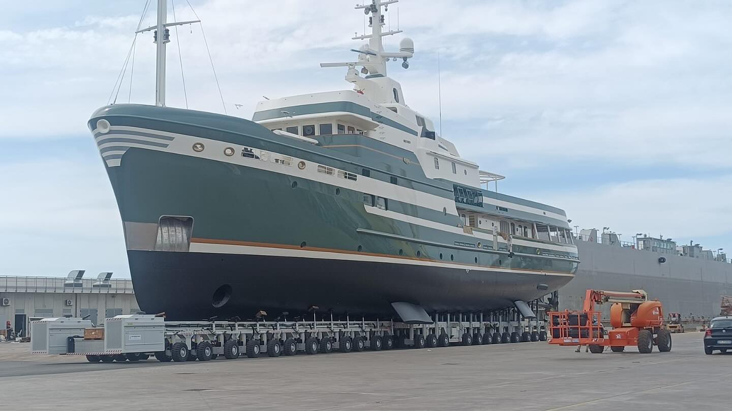 Always on the go 🚢 #bigmoves #shipyard #boatmover #bigyachts