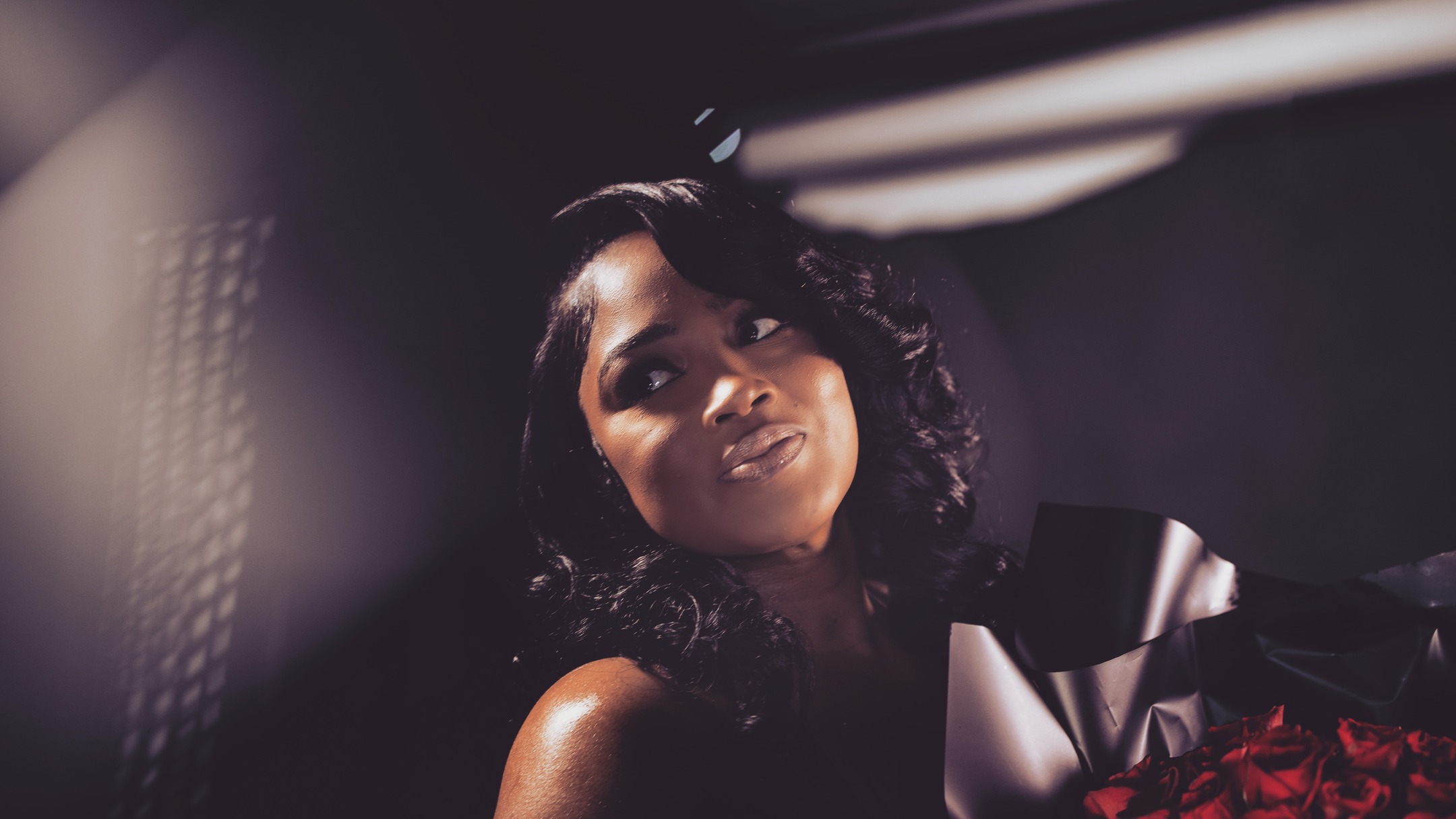 A poised moment captured in cinematic light. Elegance meets mystery as she holds a bouquet of crimson roses, her expression quietly powerful and timeless.
#CinematicPortrait #ElegantVibes #MoodyAesthetic #TimelessBeauty #BlackGlamour #PowerfulPresence #StudioVibes #LuxuryLook #RedRoses #GlamShot #BoldAndBeautiful #SoftLighting #FashionMood #GoldenGlow #ClassicElegance