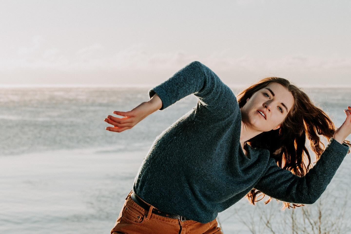 ESITTELYSSÄ: Paikallisen tanssitaiteen ilta &
Ada Freund: Once I was a bird - and other attempts ✨
Work-in-progress sooloteos Once I Was a Bird – and Other Attempts tutkii illuusiota ja todellisuutta erottavaa hienovaraista rajaa, purkaen oletuksia rakentamalla mielikuvitusmaailmoja. Olemmeko kaikki illuusioiden ja havaintojemme varassa? Valitsemmeko tietoisesti unelmoida ja kuvitella, vai ohjaako meitä pelkkä vaisto?
Hahmojen kautta teos kulkee läpi monien matkojen ja tilojen, kyseenalaistaen henkilökohtaisen todellisuuden luonteen – olemme kaikki omien illuusioiden varassa. Freund ilmentää absurdiutta ja järjettömyyttä – primitiivistä tilaa, jossa kohtaaminen itsen ja toisten kanssa on mahdollista illuusioiden kautta.
Koreografia ja tanssi: Ada Freund @adafreund
Ada Freund on suomalainen tanssitaiteilija. Hän valmistui Northern School of Contemporary Dancesta (UK) vuonna 2022 ja suoritti jatko-opintoja PERA School of Performing Artsissa (CY). Hän on työskennellyt kansainvälisten koreografien, kuten Eleanor Perryn ja Daniel Hay-Gordonin, Jos Bakerin, Marion Sparberin ja Alan Fuentes-Guerran, Phil Sangerin, Jean Abreun ja Vivianne Budsko-Lommin kanssa. Ada on erityisen inspiroitunut mielikuvituksen leikillisyydestä sekä aistikokemusten käytöstä työskentelyssään. Tanssijan työn ohella hän on koreografioinut sooloteoksia, duettoja ja ryhmäteoksia (mm. Forgotten Rocks, Page 22, Garden Gatherings, Illusions). Tällä hetkellä Ada toimii tanssiryhmä cie.acompagniadan koreografina ja taiteellisena suunnittelijana. Lisäksi hän on opettanut vierailevana opettajana Tanssiteatteri Tanssivarpaissa ja Sibelius-opistossa.
📷: Mari Waegelain
🗓️: SU 3.8.2025
⏰: 19.00
📍: Taidekasarmin teatteri (Miehistönkatu 5, Hämeenlinna)
Suosittelemme että ostat liput etukäteen https://tehdastanssii.eventiolive.fi 💫
#tanssi #tehdastanssii #festivaali #taidekasarmi #hämeenlinna #hämeenlinnankaupunki #tanssitaide #tanssiteos