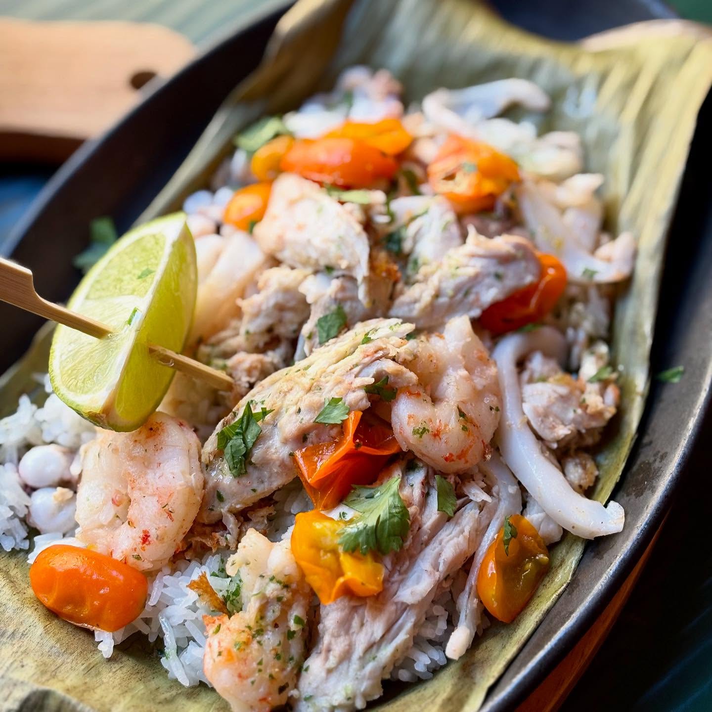 In Messico, la barbacoa cuoce nelle foglie.
Non solo per trattenere il calore, ma per accogliere, proteggere, insaporire.
Un contenitore naturale, che diventa piatto.
Fajitas di pescado fresco
Ricciola, seppia e gamberi scottati, con riso al lime e pomodorini.
Servita su foglia di platano, come da tradizione.
Zero glutine, sapore pieno.
#vivoglutenfree #sansa #torinoèlamiacittà #estate2025
#fajitas #barbacoas