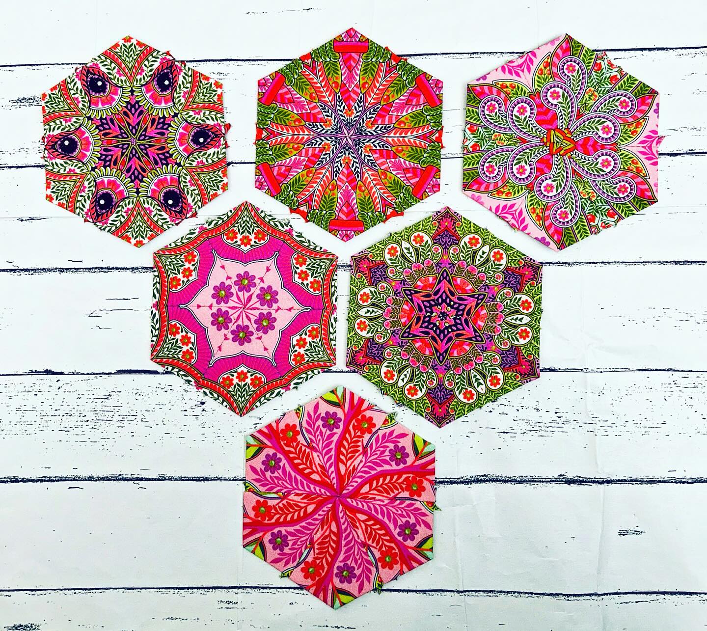 Day 4 of the #greatbritishquilter Instagram Challenge - Top Tip 🧵🪡
An oldie, but a goldie from me!!
TOP TOP - when travelling on aeroplanes put a dental floss container in your sewing bag, it cuts the thread perfectly and eliminates the fear of having your fav little snips taken away! Perfect for EPP (or any other hand stitching project) on the go! ❤️🌈
Don’t forget to use the GBQ # and tag @thatssewkerry so I can find your posts! ❤️
We’ve snagged some fabulous prizes very kindly donated by some of GBQs favourite small businesses ❤️ you’ve got to be in it to win it!!
#greatbritishquilter #igquiltcommunity #instagramchallenge #quilts #fussycuttingaddict #patchwork #quilting #igchallenge #englishpaperpiecingquilt #ukquilters #quiltersofinstagram #makersgonnamake #sewing #quilting #quiltingismytherapy #sewtherainbow #epp #handsewing #workinprogress #makersmovement #quiltlove #ukquilters #sewcreative #creativelifehappylife #makersofinstagram #sewersofinstagram #sewersgonnasew #stitch #handstitched #scrappymakesmehappy #fussycutting