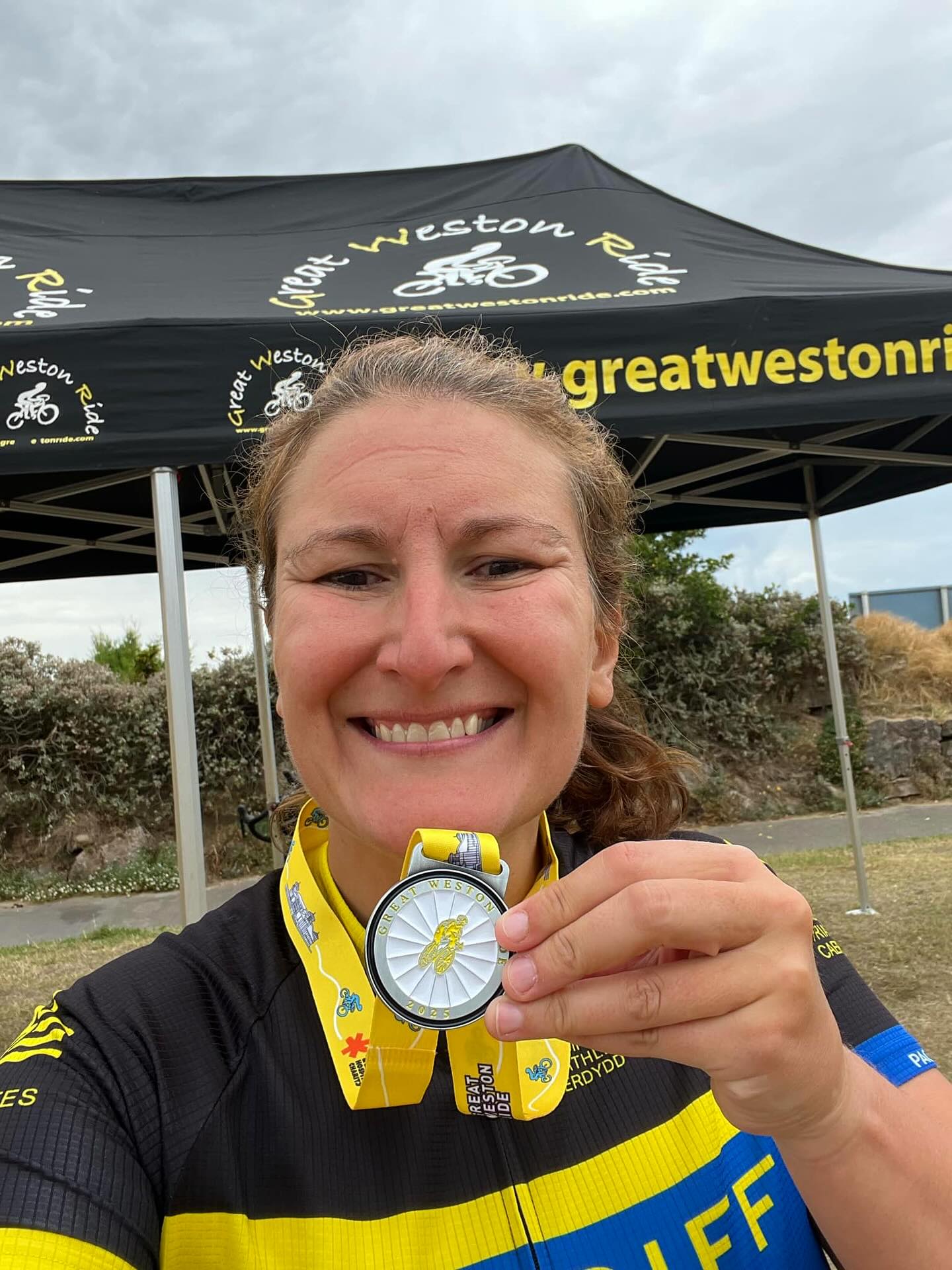 🏅Medal Monday🏅
It was another busy week & weekend for our athletes!!
During the week we had @katethom88 racing the SSAFA 5k, in a speedy time of 22:30! This was Kate’s first race in 10 years 😱 but there’s going to be no stopping her now 💪🏽
@emmaejej @katie1908 @bleddeds travelled up to Evesham for a long weekend with friends and took part in the Watersedge sprint tri with Katie taking 3rd female 🥉
@sarhwelshie & @bills1954 competed in the Bay Aquathlon race. Huge kudos to Sarah who pushed through a big battle in the swim to get that medal. Well done guys 🤩
Onto the weekend, we had a big group of members at Broadhaven triathlon down in Pembrokeshire which involved a successful swim this year 🏊♂️ 🌊 . Well done to @jenny.slocombe.3 @kirsty2798 @rdbushell mark steedman @stuart.baker.96780671 baker & @jonairey - Amazing effort from all 👏🏼
@ceripuckers headed down to Weston-super-mare for the Great Weston ride cycling sportive. As Ceri likes to call it ‘more expensive training!’ 😂
We had both run and cycling socials over the weekend with our ‘parks & pints’ and ‘Sunday social ride’ organised by @sammontague12 and @jdrasq . Thanks guys🙏
What a great week 🤩🤩. Let’s keep it up! 🙌 🫶🏻
💛💙🖤
#thebestclubintheworld #cardifftriathletes #cycling #sprinttriathlon #triathlonlife #aquathlon #broadhaventri