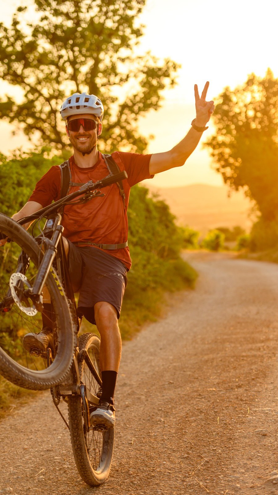 Genug vom Dauerregen, grauen Himmel und nassen Socken? 🌧️☁️ Während in der Schweiz langsam Schwimmhäute wachsen, sitzen wir hier im Frigoulet auf der Terrasse – mit Sonnenbrille, Lavendelduft in der Nase und einem kühlen Rosé in der Hand. 🌸🍷
Die Sonne meint’s gut mit uns, die Vögel zwitschern um die Wette, und der Pool ist genau richtig temperiert. Wer jetzt noch ans Wetter jammert, ist selber schuld 😉 Komm runter, komm raus, komm ins Frigi! 🌞