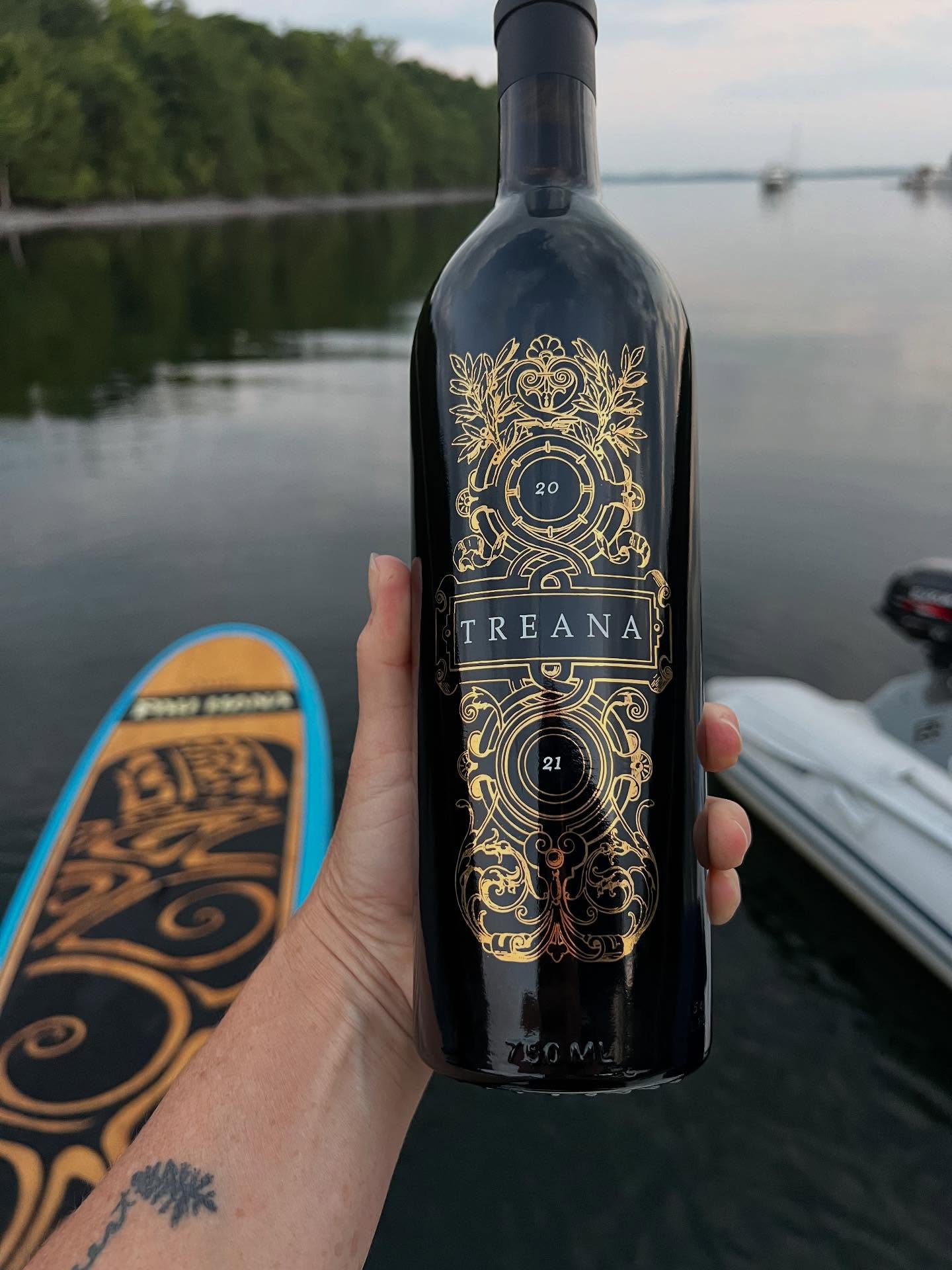 ☀️ Summer fun on the lake! ☀️ 🛥️
🍷 The red blend, Treana, was a lovely drink to wind down with.
🍽️ Satellite Sauvignon Blanc was perfect with dinner al fresco.
Ask our Team about wine suggestions for your weekend plans. They are always happy to help! @duckhornwine @hopefamilywines #adirondacks #lakechamplain #champlainny#townofchamplain #mooersny#vermont#canada#montreal#quebec#redwine#whitewine#treanawine#satellitewine#redblend#sauvignonblanc