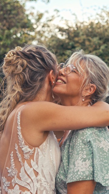 Un moment complice entre une mère et sa fille 💖
C’est exactement ce genre de moments authentiques et pleins d’émotions que je m’efforce de capturer dans mon travail. Une simple chanson, des regards complices, des sourires sincères ✨
Mon objectif est de rendre ces instants uniques éternels, pour que vous puissiez les revivre encore et encore 📽️
@mneic.family & @catdion
#futurmariee #mariage #wedding #weddingdress #weddingday #robedemariee #weddinginspiration