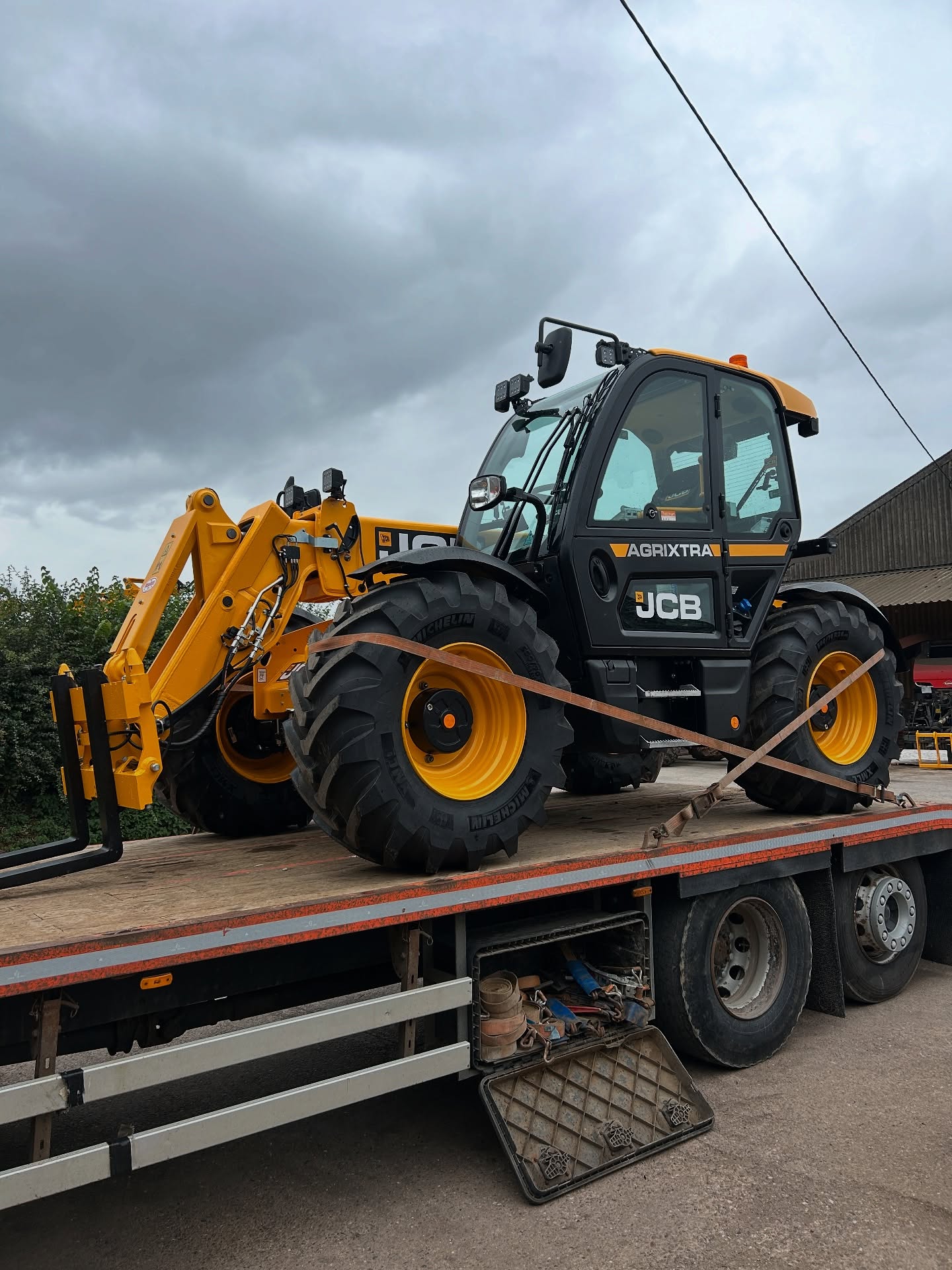 Another new @jcbagriculture 538-60 AgriXtra leaving the yard 🟡
This one having had auto greasing fitted , this option has been a very popular one of late 👍
Thanks for the continued business , it’s very much appreciated 🤝
#Beares #JCB #jcb #loadall #builtinbritain #worldsno1 #agri #agriculture #farm #farming #telehandler #british #backbritishfarming