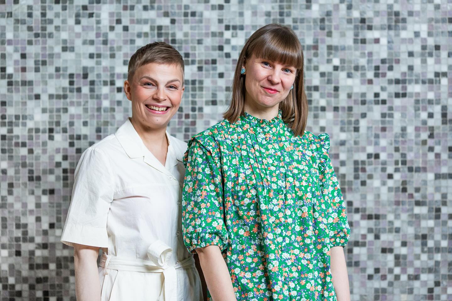 Ketäs upeuksia ne nämä ovatkaan…? No Tehdas tanssii -festivaalin taiteelliset johtajat Tanja Kunnari & Salla Talvikki Nieminen tietty! 💛
Alkaneen festivaaliviikon kunniaksi:
ESITTELYSSÄ: Taiteelliset johtajat ✨
Tanssitaiteilija Tanja Kunnari (s. 1983) toimii laaja-alaisesti esittävän taiteen kentällä tehden työtä esiintyjänä, opettajana ja tuottajana. Hän on opiskellut tanssia Turun konservatoriolla, Savonia- ammattikorkeakoulussa Kuopiossa ja Escola Superior de Dançassa Portugalissa. Kunnari on Hämeenlinnassa järjestettävän Tehdas tanssii -festivaalin toinen taiteellinen johtaja ja on tuottanut festivaalia perustamisvuodesta 2014. Tällä hetkellä Kunnari työskentelee erilaisten improvisatoristen tekniikoiden parissa tuomalla tanssia yllätyksellisiin paikkoihin. Kunnaria motivoi paikkasidonnaisuus, paikkatarinat ja yhteisöllisyys. Nämä teemat näyttäytyvät sooloteoksessa Paikan tuntu (kantaesitys 30.3.2025) sekä kävelyteoksessa Kätketty kaupunki, jonka ensi- ilta oli 4.6.2025 Hämeenlinnassa.
@tanja.kunnari
Salla Talvikki Nieminen (s. 1988) on Hämeenlinnassa asuva monialainen taiteilija, joka työskentelee tanssin, performanssin, valokuvan, kirjonnan ja runouden parissa. Teoksissaan Nieminen tarkastelee syvällisesti inhimillisiä kokemuksia ja etsii niille sekä yllättäviä että tunnistettavia ruumiillisia, liikkeellisiä ja materiaalisia muotoja. Koulutukseltaan Nieminen on taiteen maisteri (Aalto-yliopisto), filosofian maisteri (Helsingin yliopisto) ja nykytanssija (SOZO vim, DE). Hän on esiintynyt tanssi- ja performanssiteoksillaan museoissa, gallerioissa ja festivaaleilla Suomessa ja ulkomailla (mm. New Performance Turku, Venice International Performance Art Week). Hänen valokuva- ja kirjontateoksiaan on ollut esillä yksityis- ja ryhmänäyttelyissä, ja hän on toteuttanut lainattavan
valokuvateoskokonaisuuden Hämeenlinnan taidemuseolle. Niemisen runoja on julkaistu Parnassossa ja Nuoressa Voimassa, ja hän on menestynyt useassa kirjoituskilpailussa.
@salla.talvikki
📷: Pasi Vähänen
#tehdastanssii #tanssitaiteilija #taiteellinenjohtaja #festivaali #hämeenlinna #hämeenlinnankaupunki
