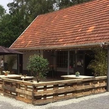 🛟 Help!!! Help!!! Wij zoeken hulp!! Hulp, jouw hulp!! 🛟 Lees je even verder?
🙏 Help jij mee onze club te laten stralen?
We organiseren twee klus weekends in augustus waarin we samen de handen uit de mouwen steken voor schilder- en andere kluswerken op.
Geen ervaring nodig, alleen een portie goesting en teamspirit!
We frissen de kleedkamers grondig op, richten het materiaalkot opnieuw in, en zetten de buitenkant van het clubhuis in een nieuwe laag verf.
We spreken af op 9, 10, 16 en 17 augustus. 2 weekends de handen uit de mouwen steken, samen werken, lachen, plezier maken! Iedereen is welkom om te komen helpen!
De kluswerken worden onder meer mogelijk gemaakt door De Olifant www.deolifant.com
Aanmelden kan hieronder, graag voor eind juli. Laat ook je gsm nummer even achter, dan voegen we je toe aan de Whatsapp en blijf je op de hoogte van de concrete planning.
Samen maken we het verschil voor onze club Koningshof!
https://app.twizzit.com/v2/form/MXppOXY3QTJRSk1KdWE4c3pDZ1NhQT09