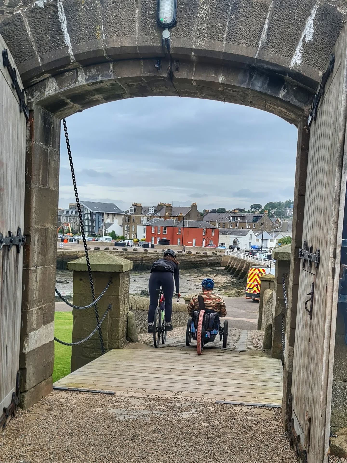 Fun day touristing along the Dundee to Monifieth promenade with @robyn_wilko and @handcycle_adventures
Cool to ride across a drawbridge and into the castle at Broughty Ferry đ
.
.
.
#touristing #Scotland #dundee #sunnycity #gravelisastateofmind #dayslikethese #bikelife #cyclinglife