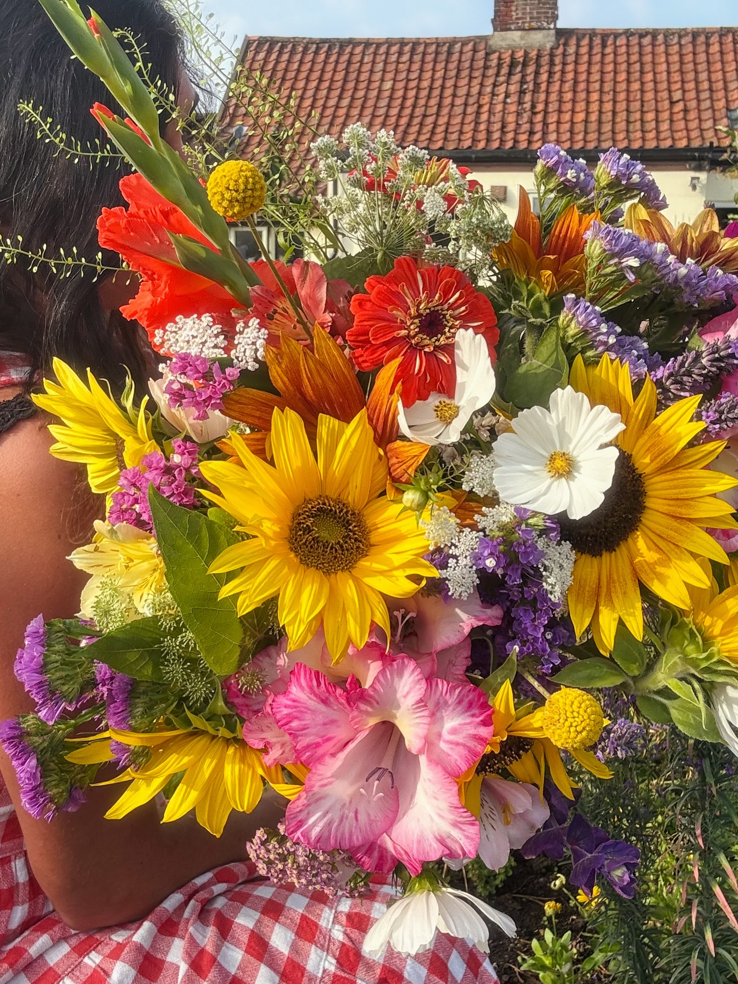 Gladys & Sunflowers
A picnic of clashing colours
Cosmo & dahlia beds slow too arrive this year
Barrow bunches at the gate all weekend
#weekend #flowers #carletonrode #bouquet #localflowers #norfolkflowers #sustainablefloristry #floristnorfolk #sunflower #dahlia #cottagegarden #garden #summer #julyflowers
