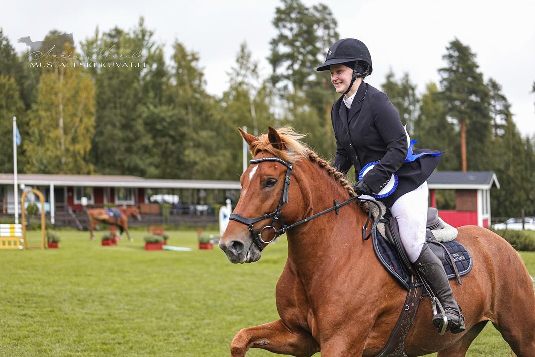 Päivitys: Liinulla ei enää vapaita päiviä 🙏
🚨 Kisapaketti vapaana 🚨
Superhieno suokkitamma Liinu 7-v (Laukkaneilikka) etsii itselleen 2-3 päivän tavoitteellista kisaajaa 😍
Liinu on välillä vähän special. Saattaa heittäytyä vähän orimaiseksi kisapaikalla, vaikka tamma onkin. Niinä päivinä Liinua kutsutaan nimellä Liinus. 🤦♀️
Liinu ei lainkaan tuhma, mutta kisapaikalla välillä vaan vähän kierroksilla. Tätä tapahtuu erityisesti silloin, kun Nasu-Pirkko on mukana.
Kotona Liinu menee ihan tätiratsusta ja sen kanssa voi maastoilla ilman satulaa uimaan. Tulee portille vastaan ja on aina valmiina hommiin.
Liinu tuli meille 5-vuotiaana suoraan kasvattajalta ja se on upeasta orista Kiripassi. 6-vuotiaana Liinu kävi meidän opettajan Nooran kanssa Kasvattajakisassa ja pärjäsi hienosti 🥰
Tällä kaudella kisannut meidän opettajan Stiinan kanssa kenttää 90-tasolla.
Skouppia Liinulla riittää vielä pitkälle ❤️
Liinu on kaikin puolin ihana hevonen. Parasta olis, jos Liinulle löytyisi oma ihminen, joka haluaisi treenata Liinun kanssa tavoitteellisesti kohti suokkiluokkia. 🥰
Jos oma superlaadukas suokki kiinnostelisi, niin viestiä Nooralle 📞044 901 8559
#suomenhevonenparashevonen