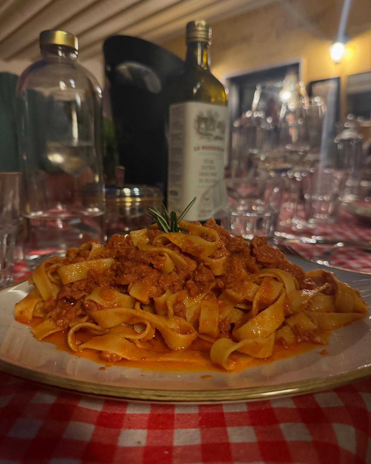 Tagliatelle al ragù di pasta di salame
Sapore deciso, anima rustica e tovaglia a quadri:
ci siamo capiti.
Un piatto che non ha bisogno di presentazioni 🍝❤️
#tagliatelle #ragù #pastafresca #cucinarustica #daRossino