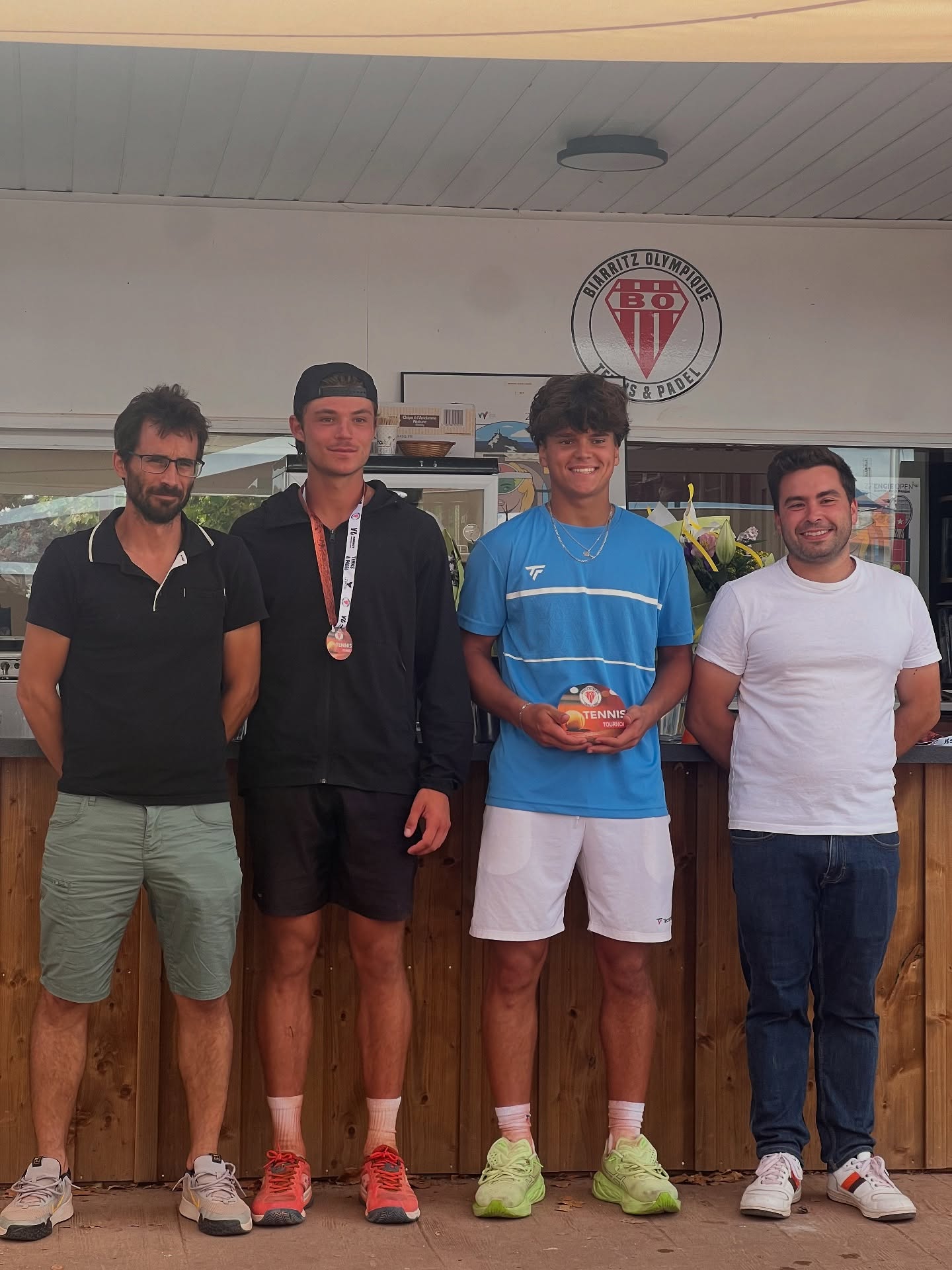 Le rideau se baisse sur une magnifique édition du tournoi d’été au BO Tennis & Padel ! Merci à tous les joueurs, bénévoles, spectateurs et partenaires pour cette belle semaine de sport, de soleil et de convivialité. Et enfin un grand merci à Clement Rivault et Clement Ricart !
👏 Un immense bravo à tous les finalistes et vainqueurs de cette édition !
Voici la liste des gagnants :
SM Senior : Timéo BRETIN -2/6
SD Senior : Marie MATTEL N56
SM+35 : Antoine CONSTANTIN 4/6
SD +35 : HENRY DE VILLENEUVE 4/6
SM +45 : Lorentxo DULAC 15/2
SM +55 : François TISSIER 15
SD +55 : Isabelle LABADIE 15/2
SM +65 : Jean-Marc OLAIZOLA 15/4
SM +70 : Fernand OLMO 15/3
SM +75 : Gilles DIDIER 15/4
SM 11/12 ans : Liam PORTEIRO 30/1
SM 13/14 ans : Arthur IACONO DI CACITO 15/2
SD 15/16 ans : Lola JACQUELOND-COLLET 30
SD 17/18 ans : Maylis JACQUELOND-COLLET 4/6
💎 Mention spéciale aux gagnantes des catégories +35 et +55, qui repartent avec un bijou exceptionnel offert par Thibault Gasser :
Un collier en or blanc avec un pendentif raquette de tennis serti de diamants 🎁✨
🎉 Rendez-vous l’année prochaine pour encore plus fort !
@barnescotebasque
@thibault_gasser_ @botennispadel @bananamoonbiarritz #botennis #tournoidetennis #tennis @tennis.64 #biarritz #biarritzolympique @soph_hdv @isabelle.labadie64 @timeobretin @mariemattel @clemrivault