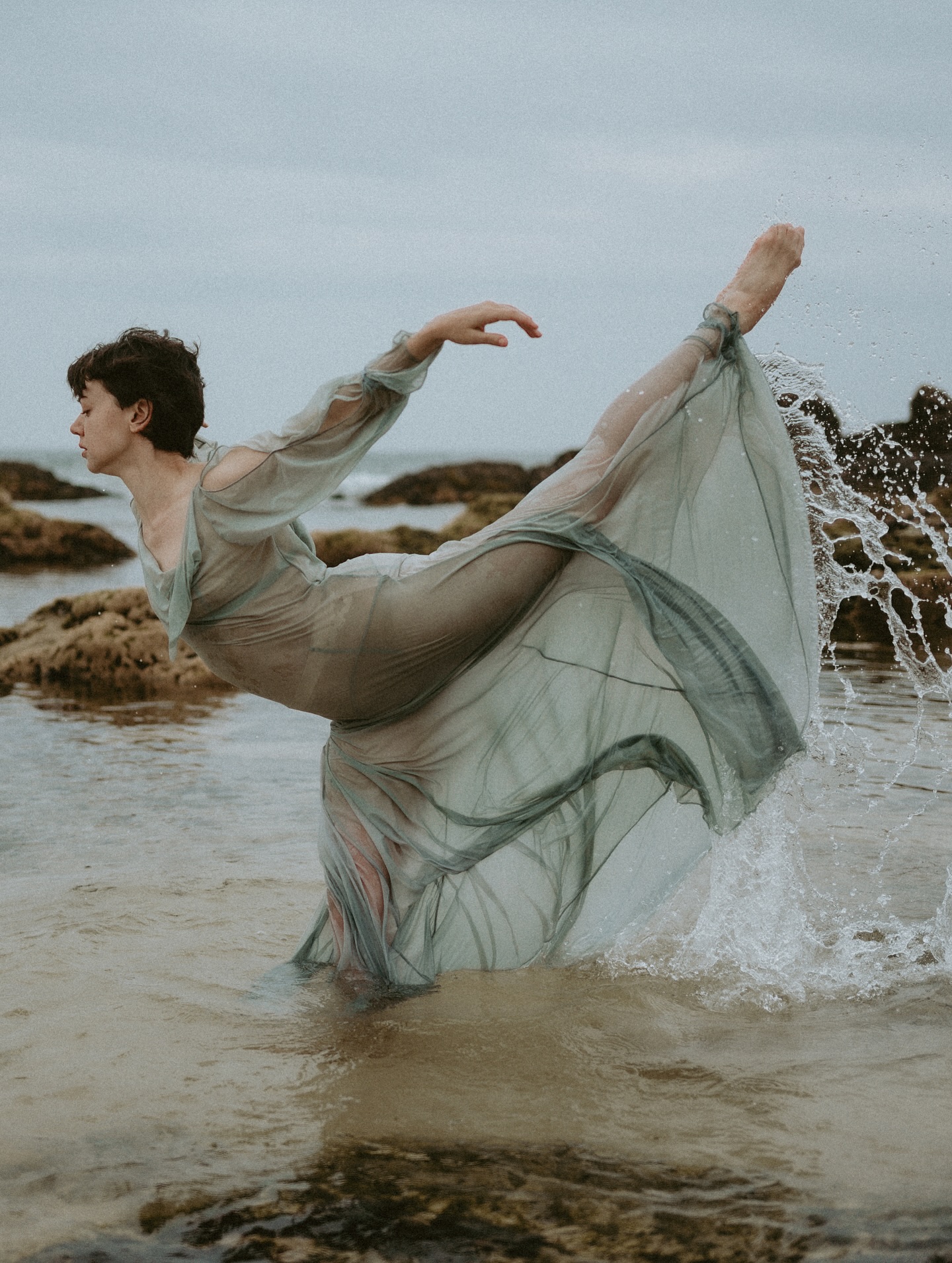 Alexandra is the kind of choreographer and dancer that works in perfect harmony with her surroundings. For this work, "Sangmaris", she let the ocean guide her movements, let the rocks and sand and wind inspire every harsh twist and gentle glide. It was a pleasure to capture her in her element, and I can't wait to share what we're creating together!
Choreography: @farbie
Images: @andorinhafilms
Costume: @paillettebylc
Residency: @orto__creativehub
Music: @elorisaxl