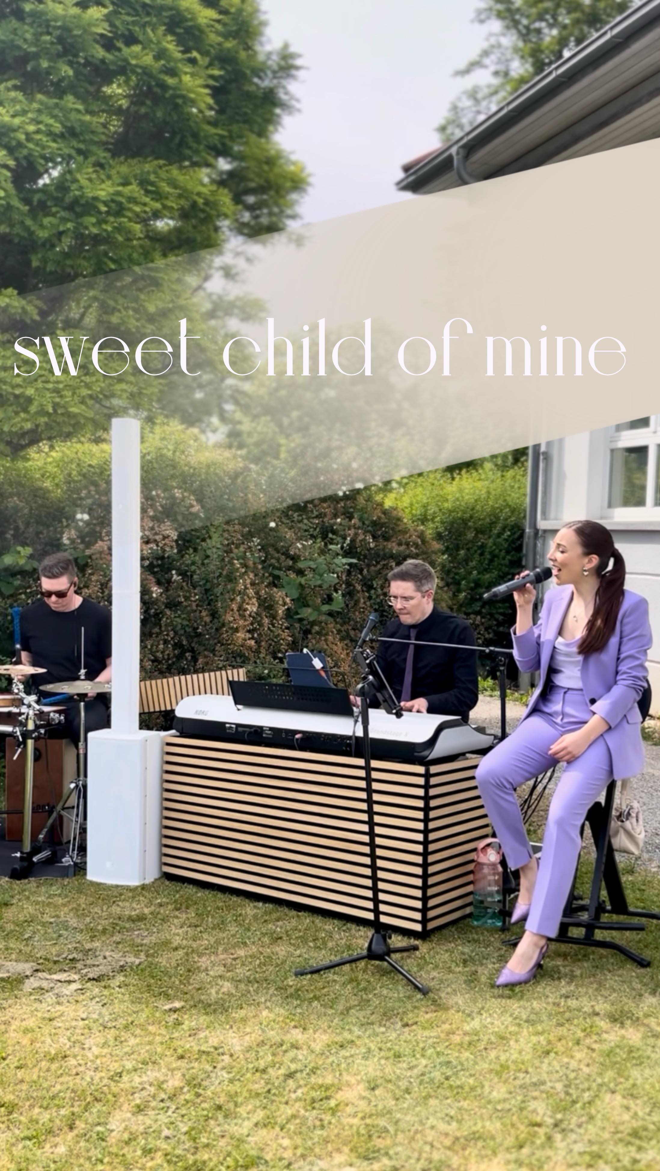 🎶 Sweet Child of Mine – live beim Sektempfang 🎶
Mit unserem Trio sorgen wir für genau die richtige Stimmung zwischen Trauung und Dinner: entspannt, besonders und mit dem gewissen Etwas.
Ob Rockballade, Popklassiker oder euer Lieblingssong – wir interpretieren bekannte Songs so, dass sie zum Anlass passen, ohne an Energie zu verlieren.
💛 Livemusik, die nicht stört, sondern verbindet.
🥂 Für ein Ambiente, das groovt.
🎤 Für Paare, die mehr wollen als Hintergrundmusik.
📩 Ihr plant eure Hochzeit und sucht noch nach Live-Musik?
Dann schreibt uns – wir freuen uns, von euch zu hören!
#rebeccasammetsingt #hochzeit2025 #livemusikhochzeit #sektempfangmusik #weddingvibes #seeetchildofmine #hochzeitstrio #musikfürdensektempfang #livemusic #weddingband #hochzeitsband #stuttgart #hochzeitssängerin