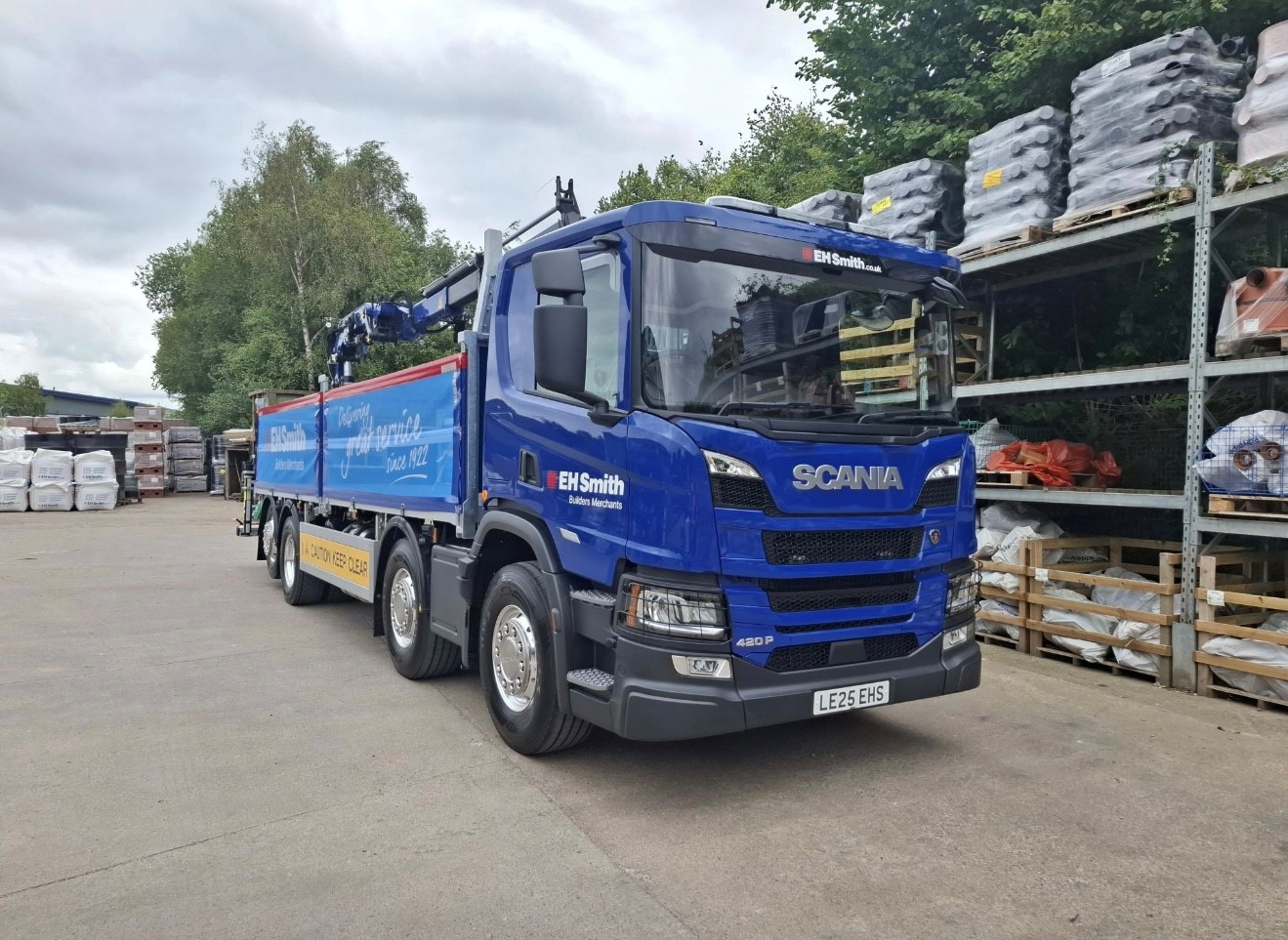 EH Smith have taken delivery of this fantastic Scania P420. The first new Scania rear steer unit to be delivered to the long-established Builders Merchants!
Supplied by Keltruck Account Manager, Russ Kelly. This incredible unit is packed full of extras, and finished off with brilliant body and crane equipment fitted by MTE.
This unit will now be looked after on an extended maintenance package for the next 5 years by Keltruck, for added peace of mind and maximising uptime.
A big thank you to the team at EH Smith, for the continued business and support!
#SuppliedByKeltruck