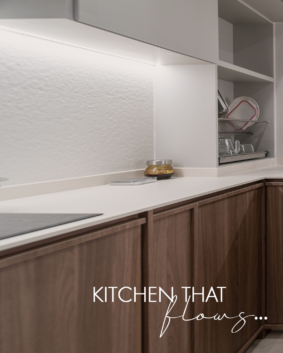 From drawer profiles to corner efficiency every line in this kitchen was drawn with clarity in mind. Small space, big thinking.
#blackwoodsinterior #blackwoods #blackwoodsinc #homedecor #interiordesign #interiorstyling #reno #sginterior #sginteriordesign #home #homedesign #homedecoration #styling #renovation #renovationsg #minimalist #minimalisthome #inspiration