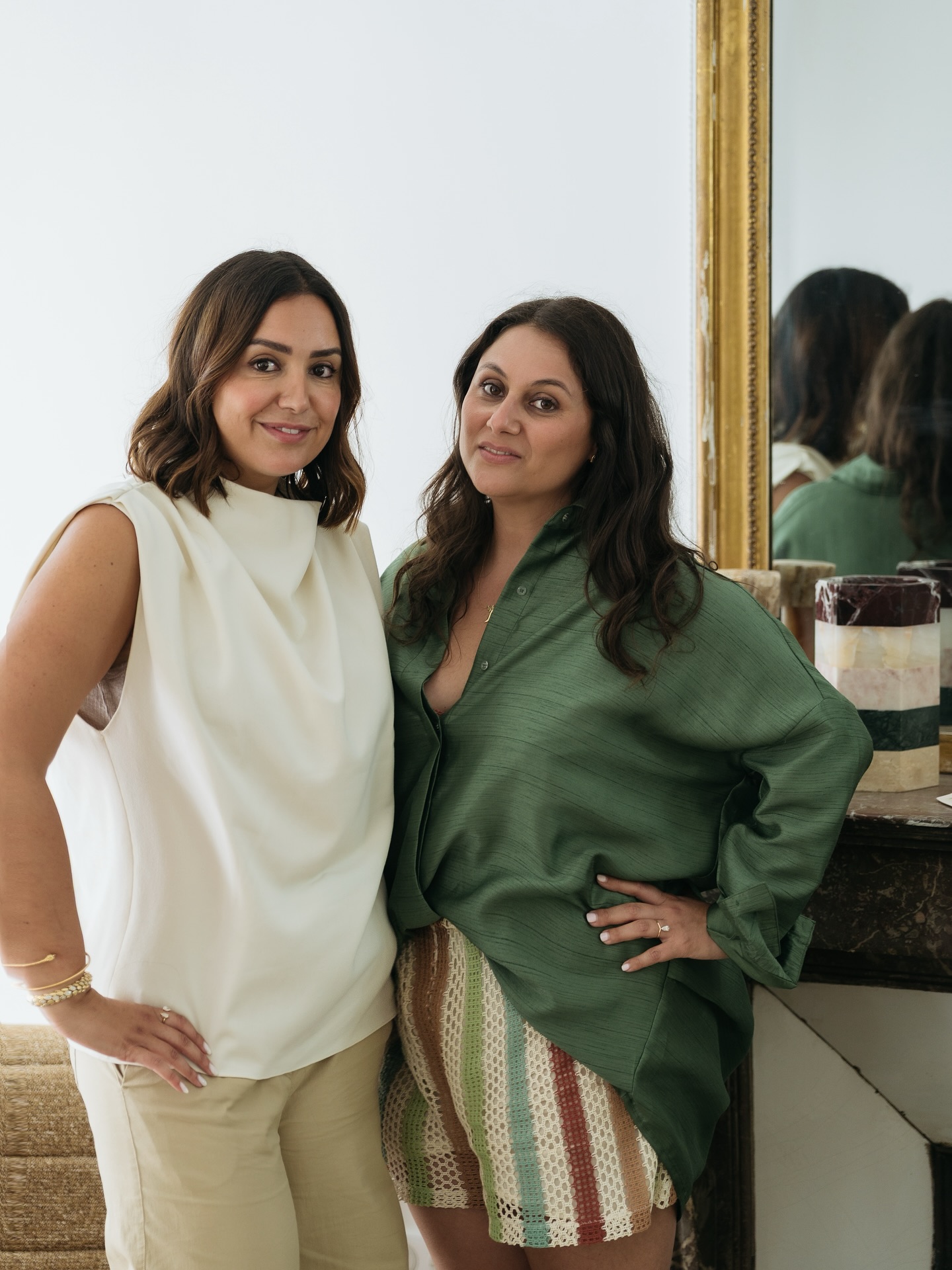 Nous, c’est Déborah et Liza.
Deux femmes, deux mères, deux amies depuis nos 14 ans.
À 34 et 35 ans aujourd’hui, on a traversé ensemble l’adolescence, les études supérieures, nos débuts professionnels… Et la vie, tout simplement.
Déborah vient du marketing et du e-commerce, elle brode autour de la stratégie, des mots et des marques.
Liza, je viens du produit, du technique, du digital, celle qui aime comprendre comment les choses fonctionnent en coulisses.
J’ai fondé Studio Gaïa en 2021, seule, avec la céramique comme point de départ. Mais très vite, le besoin de partager cette aventure s’est imposé.
C’était une évidence : ce serait Déborah.
Depuis 2022, on avance à deux.
À deux, on a imaginé notre première collection Stones : des pièces sculptées dans le marbre, l’onyx, le travertin.
À deux, on a sillonné les carrières, rencontré les artisans, cherché l’équilibre entre matières nobles et lignes radicales.
On aime le beau, mais surtout le faire vibrer.
Avec justesse, exigence. Et ce petit twist qui fait l’âme de Studio Gaïa.
Derrière chaque pièce, il y a une intuition partagée, des discussions passionnées, et une amitié solide comme la pierre.
#StudioGaïa #DesignAuFéminin #FemmesEntrepreneures
#Duostory #AmiesEtAssociées #EntreprendreÀDeux
#Marbre #Travertin #Onyx #MatériauxNobles
#ArtisanatContemporain #DesignFrançais #InteriorDesign
#WomenInBusiness #WomenInDesign #CreativeDuo
#StoneFurniture #SlowDesign #AuthenticDesign