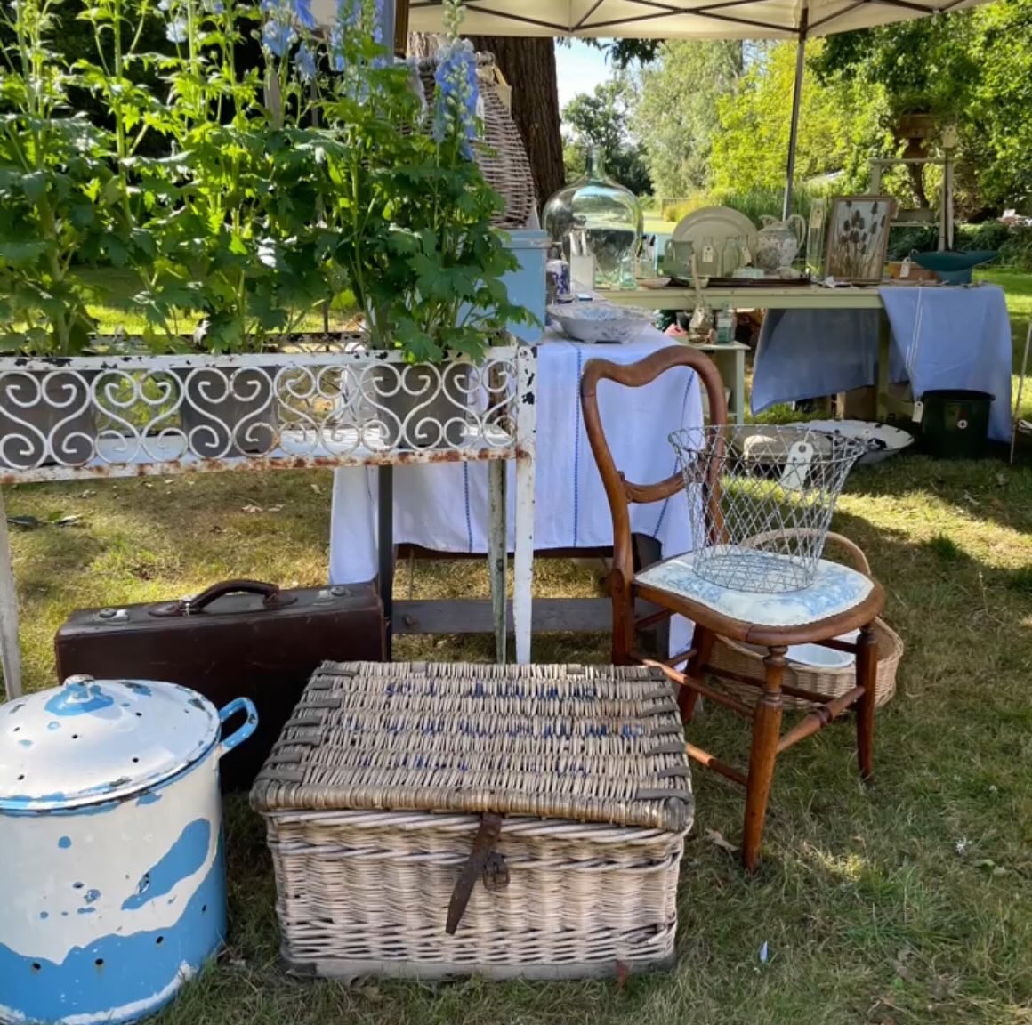 Introducing our Exhibitors 🤍
@katie_bell_treasure
A beautiful collection of chippy painted furniture, gently faded ceramics, garden Brocante finds and decorative antiques 🌿
We are delighted that lovely Kath @katie_bell_treasure will be joining us at the Summer Brocante @moylescourt on 25th August 🌸
Come and shop with our fabulous small independent businesses, follow their accounts and meet them in person at the Brocante 🤍
Monday 25th August 🎪
10 - 4pm
Moyles Court School
Nr Ringwood
New Forest
Tickets are now on sale through our website - see link in bio above 🎟️ or buy them on the gate when you arrive
All tickets £7:50 | U14 free 🎟️
Dogs on leads welcome 🐕
Free parking on site 🚙
