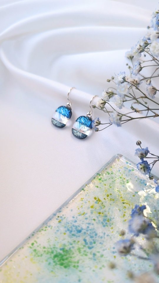 From small to large drops, our hand made, sterling silver, fused glass earrings come in a gorgeous range of sizes and colours! 🤍💙💛♥️💚
Whether you love subtle sparkle or a pop of colour, there is a perfect pair waiting for you...
Which size and colour would you choose? 💍
Let us know in the comments!
