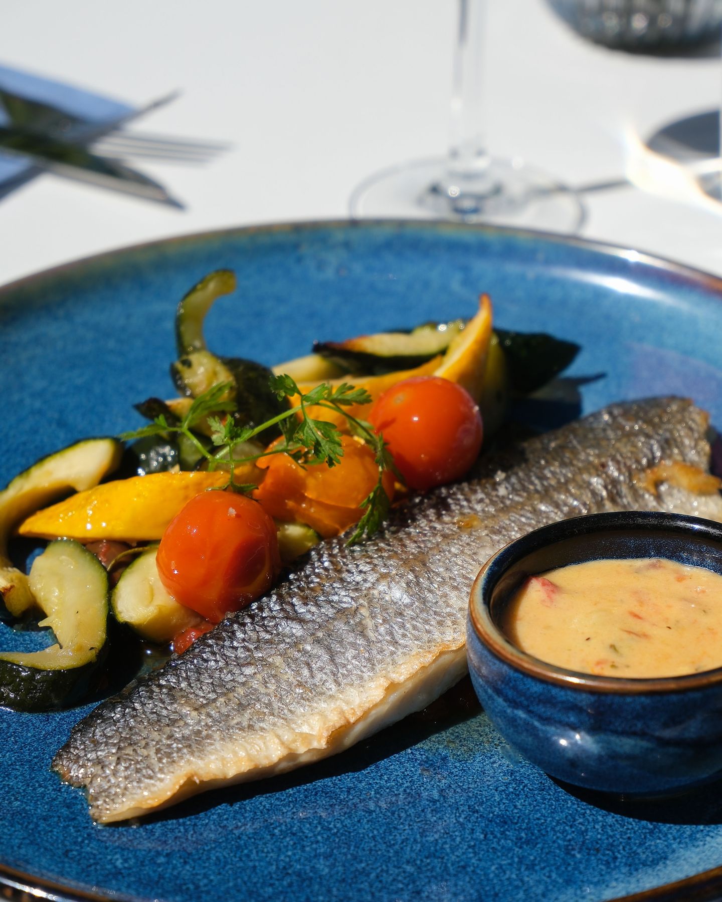 Filet de bar doré, sauce choron onctueuse, légumes fondants, retrouvez une assiette ensoleillée au Belvédère 🐟
#lebelvédère,brasseriecontemporaine