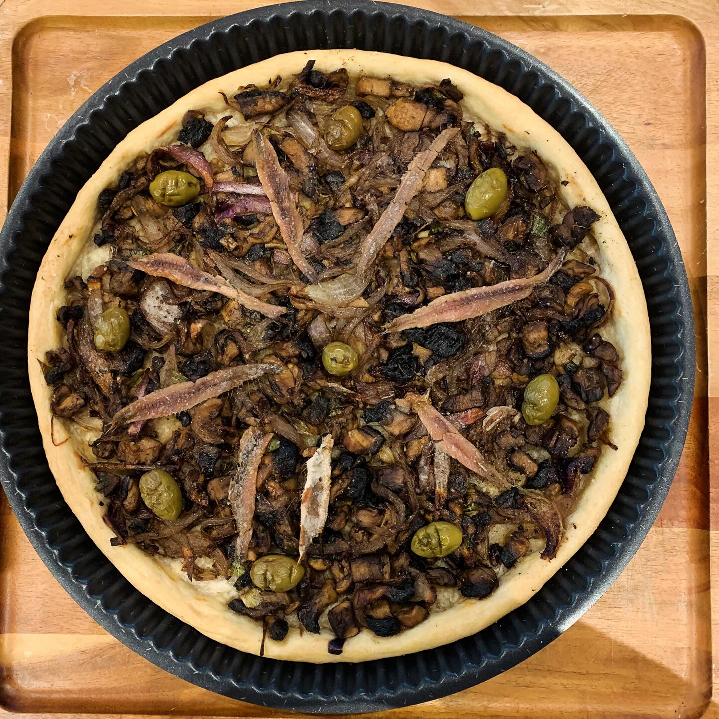 #Pissaladière maison ! Ça donne des idées les vacances dans le Sud hein 😅 Bon, j'y ai mis une petite touche perso avec des #champignons qui restaient dans le frigo 🫣🤗 Donc c'est facile : compotée d'oignons avec 3-4 #oignons frais ou pas à la poêle, avec la moitié d'une petite boîte d'#anchois à l'huile hachés, de la moutarde sur le fond de tarte, on étale la compote et on rajoute les filets d'anchois restants et des olives - fastoche !! Perso je la préfère froide 😄😄
.
#BonAppetit !
.
+ de 170 recettes et astuces sur
www.delicieuxsanssucre.com
Ou lien cliquable dans ma bio @delicieuxsanssucre
.
🥳 Accéder gratuitement à ma masterclass pour créer VOTRE mode d'alimentation et vous libérer des régimes :
>> Commentez YES !
.
.
@followers
#Transformezvotrealimentation #alimentationIntuitive
#MangerMieux #MieuxManger #Alimentation #AlimentationSaine #Flexitarien #FaitMaison #DansMonAssiette #MangerSain #MangerSainement #cestropbon #EquilibreAlimentaire #ReequilibrageAlimentaire #DelicieuxSansSucre #IgBas #IndexGlycemiqueBas #RegimeIgBas #miam #miamMiam #VraimentSain #SansGluten #gourmand #Bio
#legumesdesaison