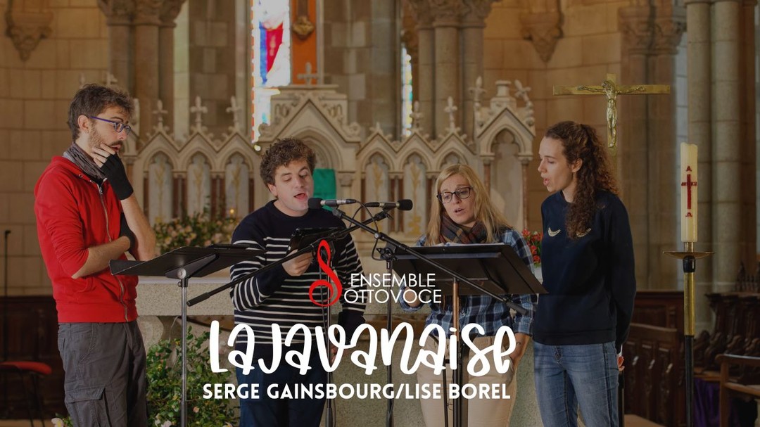 ♬ À propos de la pièce La javanaise :
Écrite un jour d’été en 1962, La javanaise est une chanson d’amour que Serge Gainsbourg offre à Juliette Gréco, quelques heures seulement après une soirée qu’ils passent ensemble. Deux versions sont enregistrées en 1963, l’une par Gainsbourg, l’autre par Gréco. Si cette chanson est aujourd’hui emblématique du répertoire de Gainsbourg, elle fut un échec à sa sortie. L’arrangement de Lise Borel pour quatre voix et piano a été réalisé pour Radio France, lors du premier confinement en 2020.
🇫🇷 À propos du compositeur, Serge Gainsbourg :
Issu d’une famille d’immigrants russes juifs, peintres et musiciens, Serge Gainsbourg débute comme pianiste à Saint-Germain-des-Prés. Inspiré par Boris Vian, il développe un style unique et provocateur, mêlant verve poétique, jeux de mots et sous-entendus. S’il adopte une posture médiatique controversée dans les années 1980 sous l’avatar de « Gainsbarre », certaines de ses mélodies, à l’image de La javanaise, restent gravées dans le patrimoine musical français.
🇫🇷 À propos de la compositrice, Lise Borel :
Lise Borel est une cheffe de chœur, pianiste et arrangeuse française. Formée à la direction de chœur et à l’accompagnement au clavier, elle développe une esthétique sensible et contemporaine, notamment dans ses réécritures pour voix mixtes. Très active au sein de l’univers radiophonique, elle réalise en 2020 plusieurs arrangements vocaux pour Radio France, notamment durant le premier confinement du Covid-19. Son travail subtil, fidèle aux lignes mélodiques originelles tout en explorant les textures vocales, lui vaut d’être régulièrement sollicitée par des ensembles vocaux professionnels et amateurs.
L'Ensemble Sottovoce est ici composé de :
Angéline Johnston : soprano
Hélène Landais : soprano
Tristan Fourault : ténor
Adrien Bâty : baryton-basse
Théodore Lambert : piano
Nicolas Haezebaert : Ingénieur du son
Raphael Reales : Captation vidéo
Francis Payol : Photographe
Enregistrement réalisé à Pont-Scorff, en l'Église du Sacré-Cœur, France, le samedi 23 octobre 2022.
© Ensemble Sottovoce, juillet 2025 - Tous droits réservés.