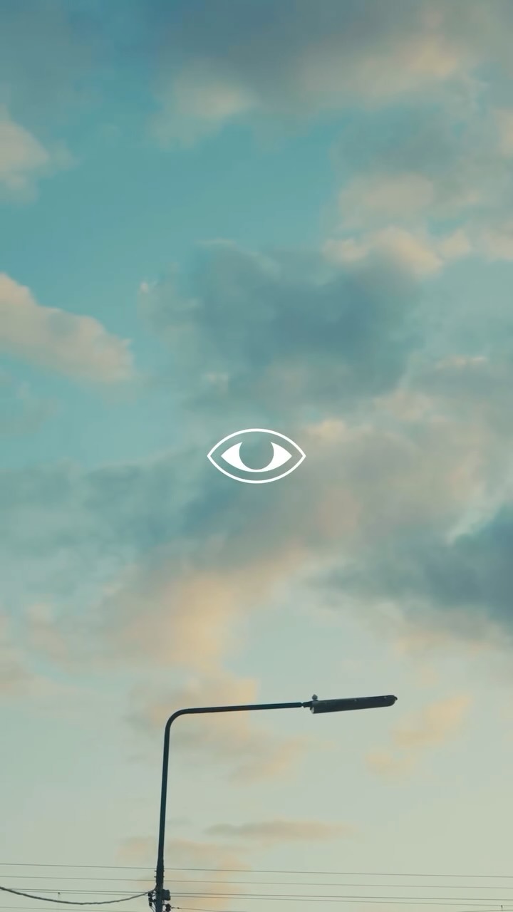 A nod to the clouds and certain flags in Eoin’s honour. This album, a stunning body of work, has placed 15th in the Irish charts which is joyous to see.
It was a privilege to play a very small role in helping to promote it. If you’re yet to, give it a listen, go buy the beautiful vinyl, it’s a must have in the collection.
With love 🙏🏻💙🪐
Huge thanks to Peter @humanformfilms for the vid 🤍