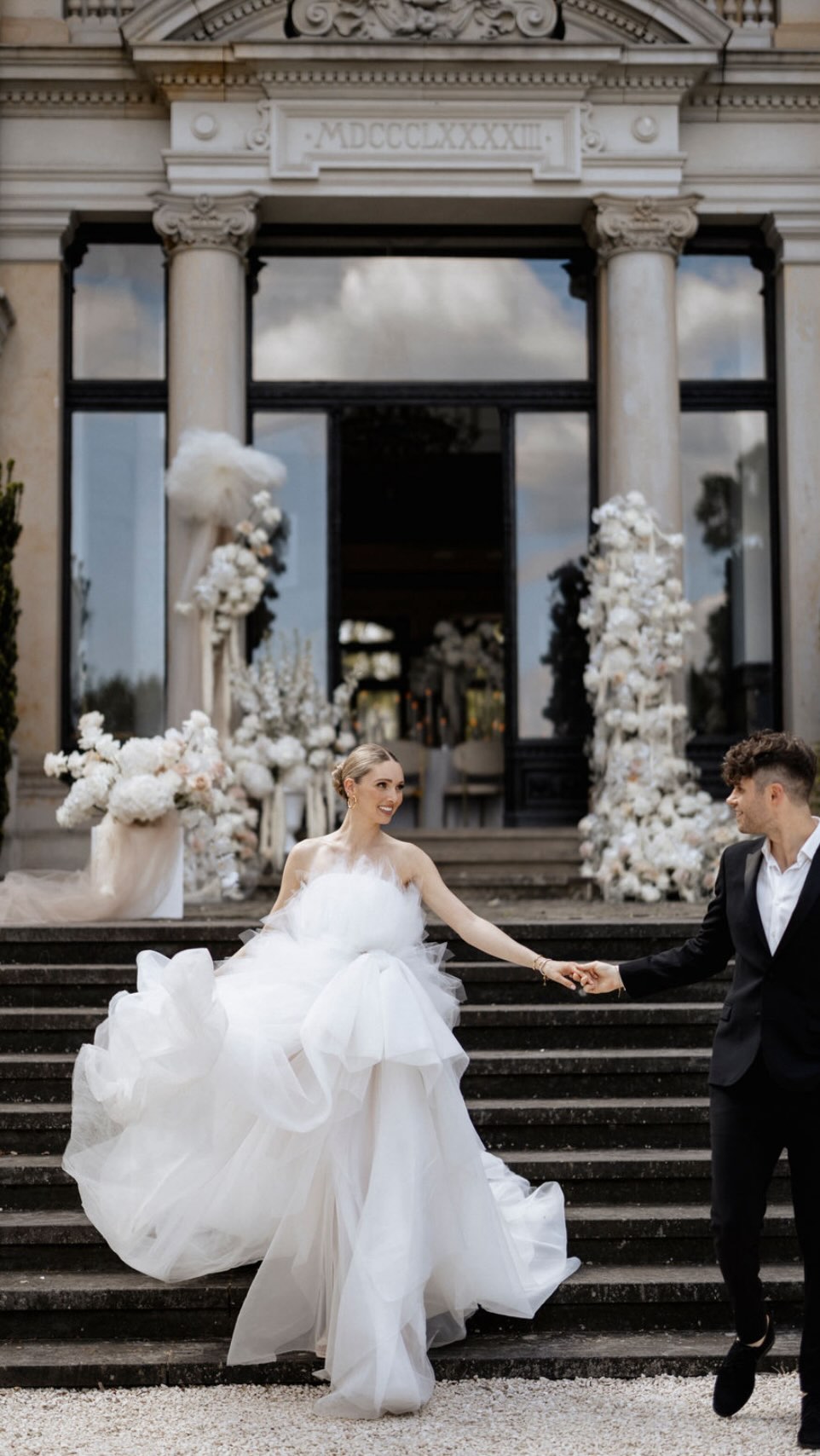 Eine Location - Hundert Möglichkeiten.
Und genau das ist das Problem, über das kaum jemand spricht: Zu viele Optionen.
Extravagant, Elegant, modern oder verspielt? Große Tafel, runde Tische oder gemischt?
Heiraten bedeutet heute: entscheiden, vergleichen, zweifeln…
Aber was wäre, wenn ihr das nicht allein müsstet?
Wir sind die, die mit euch fühlen, mitdenken und mitgestalten.
Wir bringen Klarheit ins kreative Chaos, kennen die besten Dienstleister und helfen euch, Entscheidungen nicht als Stress – sondern als Vorfreude zu erleben.
Im Reel seht ihr, wie viele Gesichter eine einzige Location haben kann.
Und mit uns findet ihr das eine, das wirklich eures ist.
Unser Anspruch: moderne, exklusive und hochwertige Hochzeiten, die wirklich zu euch passen.
Folgt uns für mehr Inspiration & echte Unterstützung auf eurem Weg zum JA-Wort.
Front
Photo: @vickybaumann.de
Flower: @bluetenreich_florist
#hochzeitsplaner #destinationweddingplanner #stellarheni #hochzeitbonn #heiratenbonn #weddingplanner #locationscouting #verlobt
