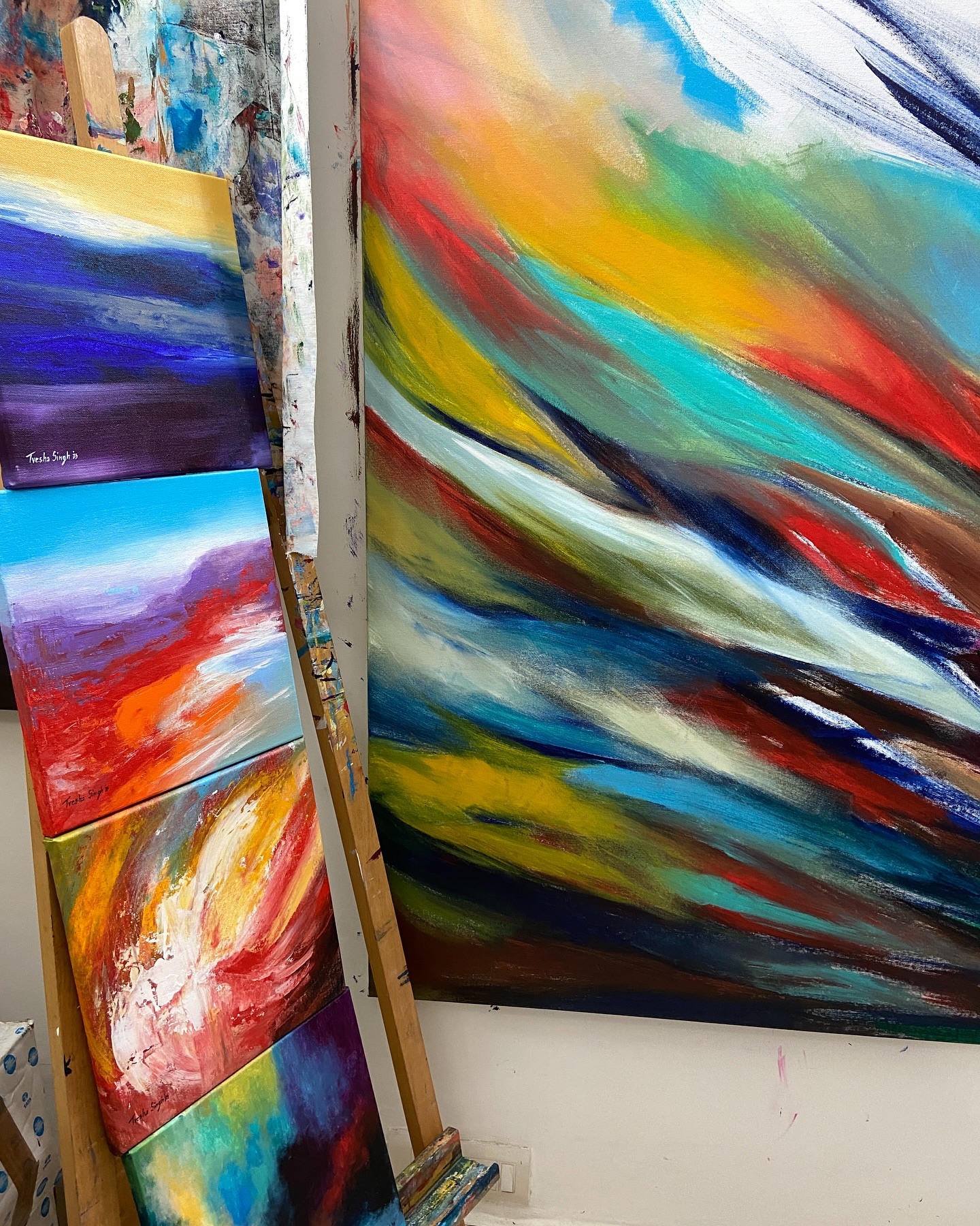 New works in the studio. Happy to be surrounded by all this colour!
#artiststudio #tveshasingh #indianartists #abstractartist #acryliconcanvas #contemporaryartwork