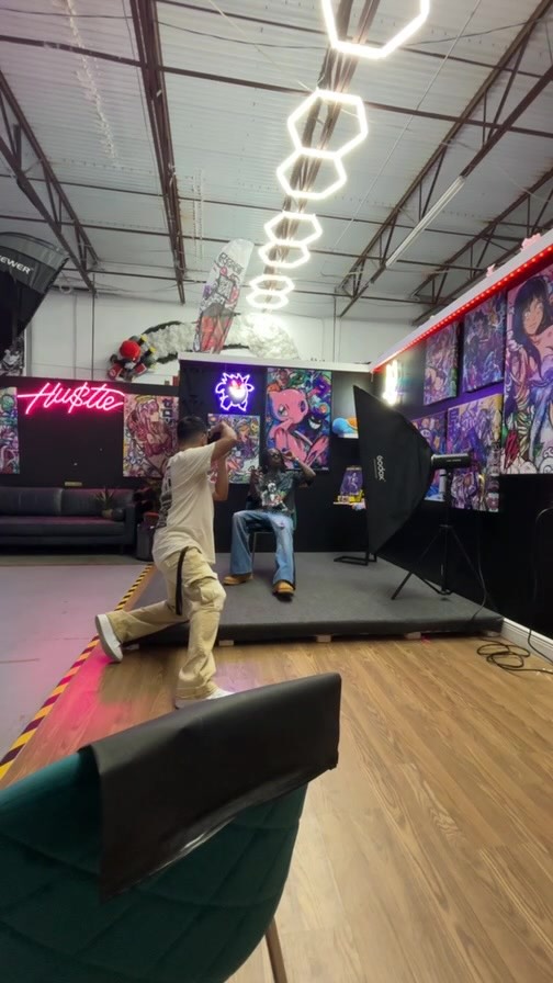 🎮 LIVE BTS: Game On Tee Photoshoot | Retro Pop Culture Drip in the Studio 👕📸
We’re taking you behind the scenes at Vyrus Studios as I photograph the latest apparel drop from Game On Tee — a brand that fuses nostalgia with bold pop culture vibes.
Come hang while I capture new looks and products for this creative brand. Expect clean shots, throwback energy, and some live photo magic in action.
🛠️ Gear Used:
• Sony a7 IV
• 50mm f/1.8
• 105mm f/2.8 Macro
• Studio lighting: Godox SK400II-V x2
• Backdrop: Vyrus Studios custom setup
👕 Game On Tee:
🛒 Website: gameontee.shop
📸 Instagram: @gameontee.shop
📍 Filmed at: Vyrus Studios (Orlando, FL)
🎥 Photographer: Javier Morales | Jump Media & Productions
🔗 letsjump.media
📸 @jump.raw