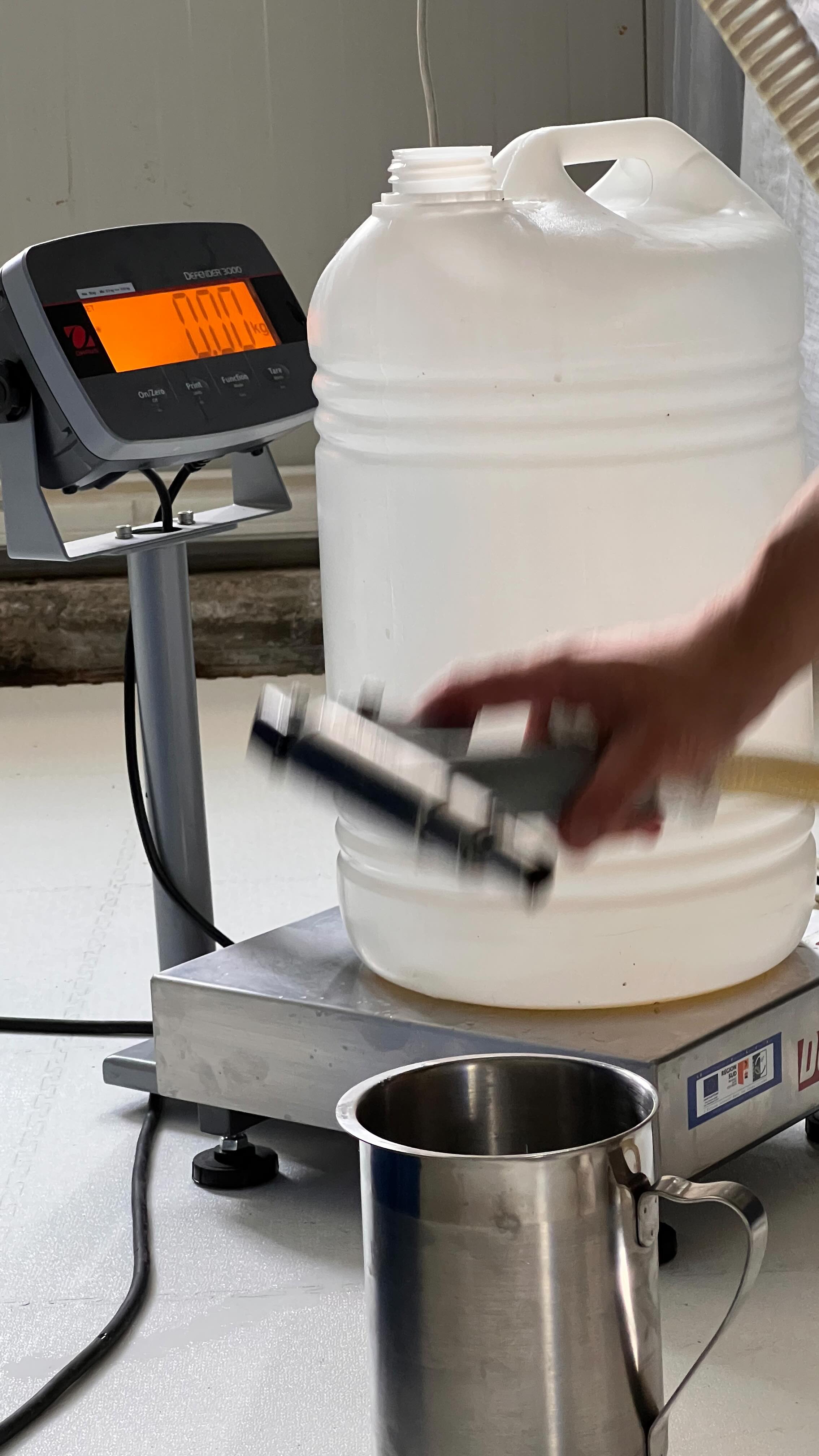 Cette belle huile dorée, c’est celle du tournesol bio, pressée à froid par @huileriedesalpes, dans les Hautes-Alpes 🌿
C’est elle que nous utilisons dans nos savons et nos cosmétiques 💚
🌱 Antoine & Mathieu fabriquent des huiles vierges, certifiées AB et Nature & Progrès, avec passion et engagement pour une agriculture locale et biologique.
#savonnerieinipi #SavonnerieArtisanale #HuileDeTournesol #LocalEtEngagé #NatureEtProgrès #HuilerieDesAlpes #AgricultureBiologique #CircuitCourt #SavoirFaireLocal