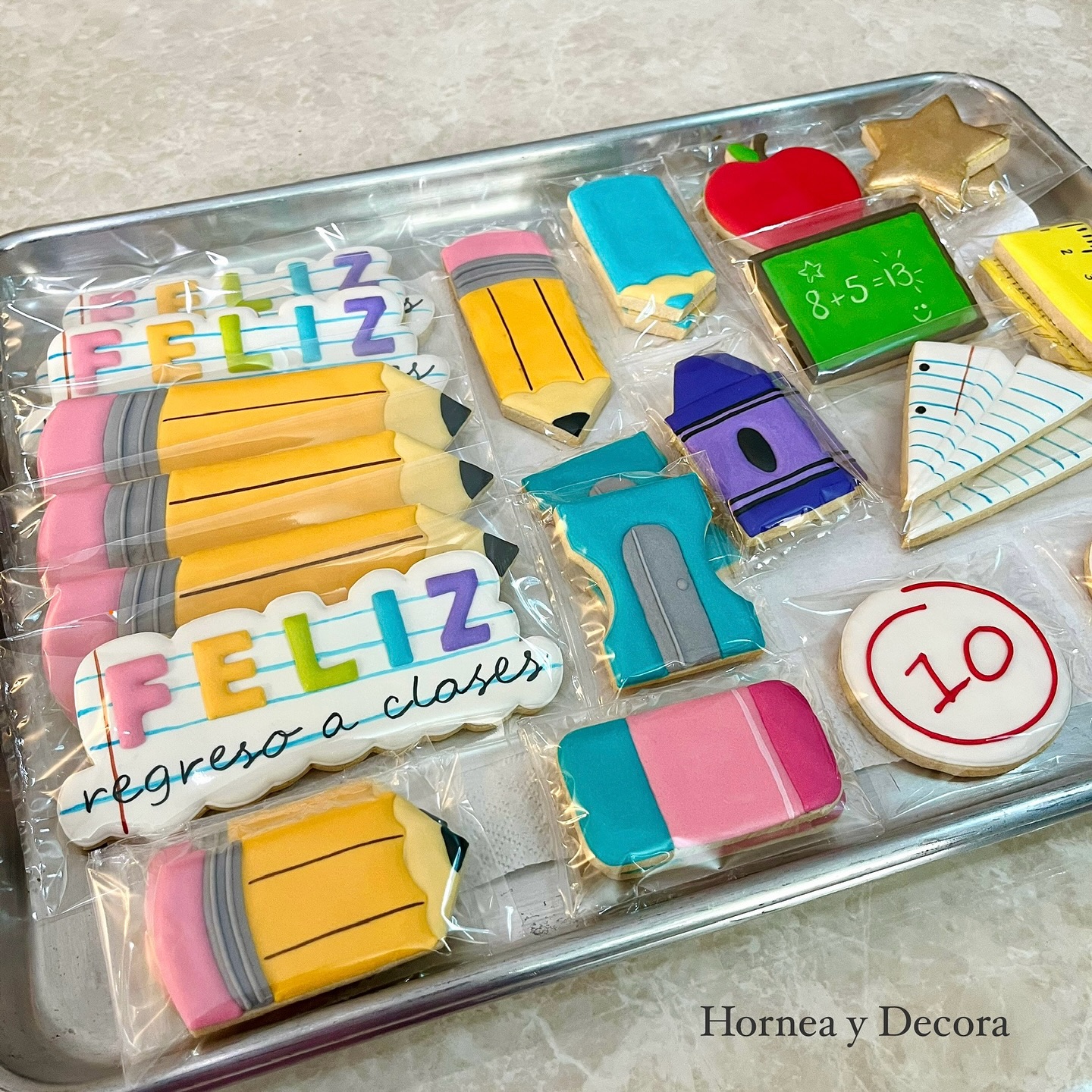 Para este regreso a clases prepárate con estas hermosas galletas.
La plantilla para descargar esta gratis en mi página web www.horneaydecora.com en la pestaña de artículos y plantillas.