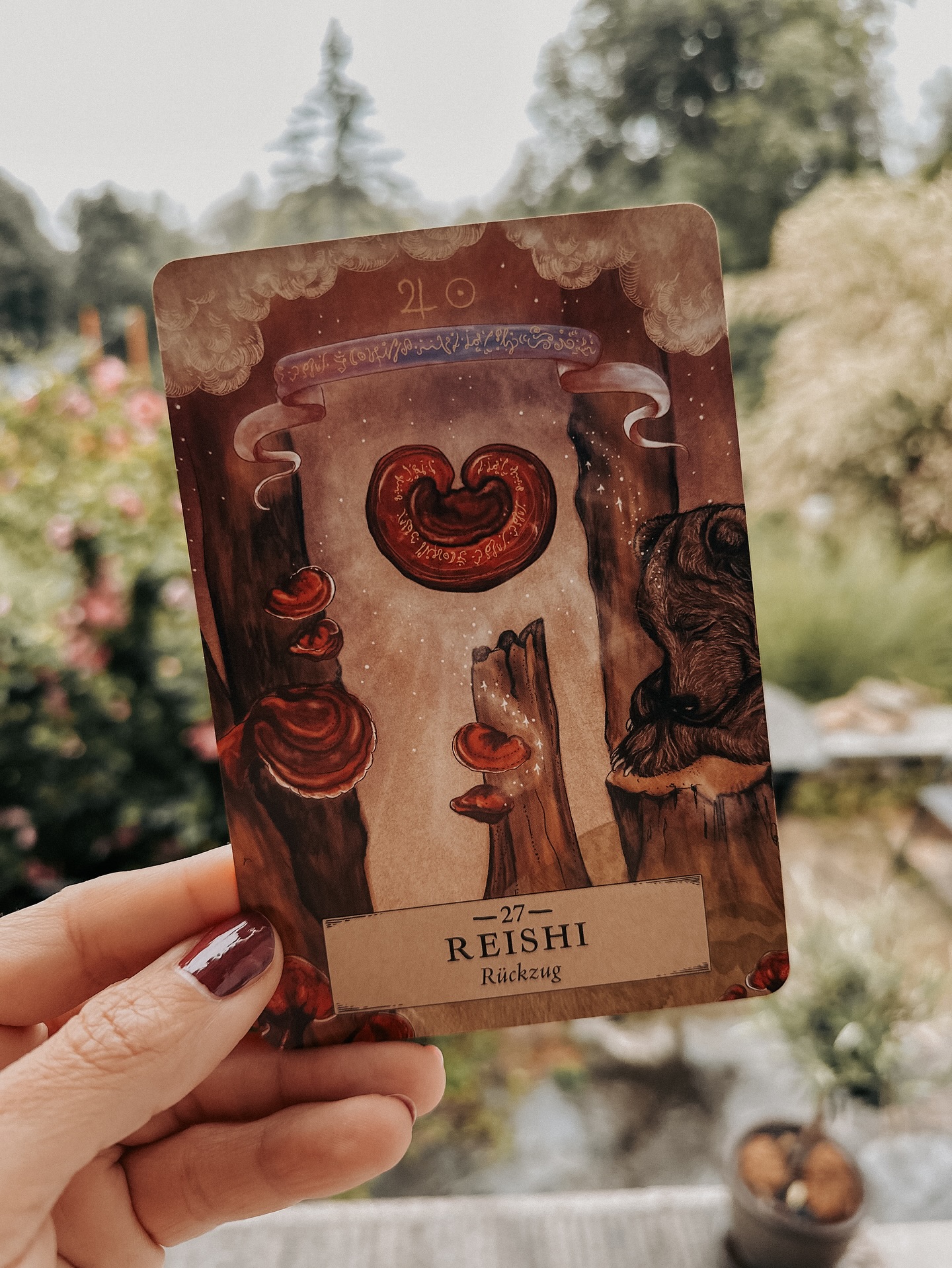 >> Halte inne. Es ist Zeit für Erneuerung.
Wenn du dich überwältigt oder geistig überlastet fühlst, ist jetzt die Gelegenheit, dich zurückzuziehen.
Nimm dir die Zeit, um dich zu erholen und aufzuladen, und dein persönliches Wachstum wird folgen.
Reizüberflutung und Unentschlossenheit führen dazu, dass du dich schwach, wie gefangen und fast dem Tode nah fühlst. Wie der Bär hältst du daher jetzt „Winter-schlaf“ oder ruhst dich aus, bevor du dich dem nächsten Projekt oder der nächsten Herausforderung stellst.
Viele Stämme der Native Americans nennen diesen Space der inneren Betrachtung die Traumhütte. Das ist ein Ort, an dem man in einer „Traumzeit“ den Tod durchleben und über die Grenzen der physischen Realität hinausschauen kann. Schaffe dir den Raum, um in der Stille zu sein. Selbstreflexion ist der Schlüssel zur Selbstbeherrschung. <<
Herbal Astrology Orakel | Adriana Ayales
#impuls #herbalastrology #reishi #rückzug #regentag #calmheart #happysoul