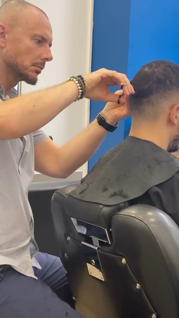 L’Art de la coupe au masculin ✂️
Un instant suspendu, où chaque geste est pensé, chaque détail maîtrisé.
Ici, la coupe devient un rituel : entre élégance, bien-être et précision.
Se faire couper les cheveux ne devrait pas être une routine, mais un moment pour soi.
🧖♂️ Détente.
🎯 Style sur-mesure.
🪞 Soins d’exception.
L’expérience David Guitton — parce que prendre soin de soi, c’est aussi un art de vivre.
#coiffurehomme #coiffeurhomme #coiffurehomme #barberfrench #frenchbarber #coiffure #coiffurehomme #coiffeurhomme #barbershop #barberlife #coiffurehomme #coupehomme #coiffure #salondecoiffure #paris #france #menstyle #haircut #barberstyle #barbershopconnect #barberlove