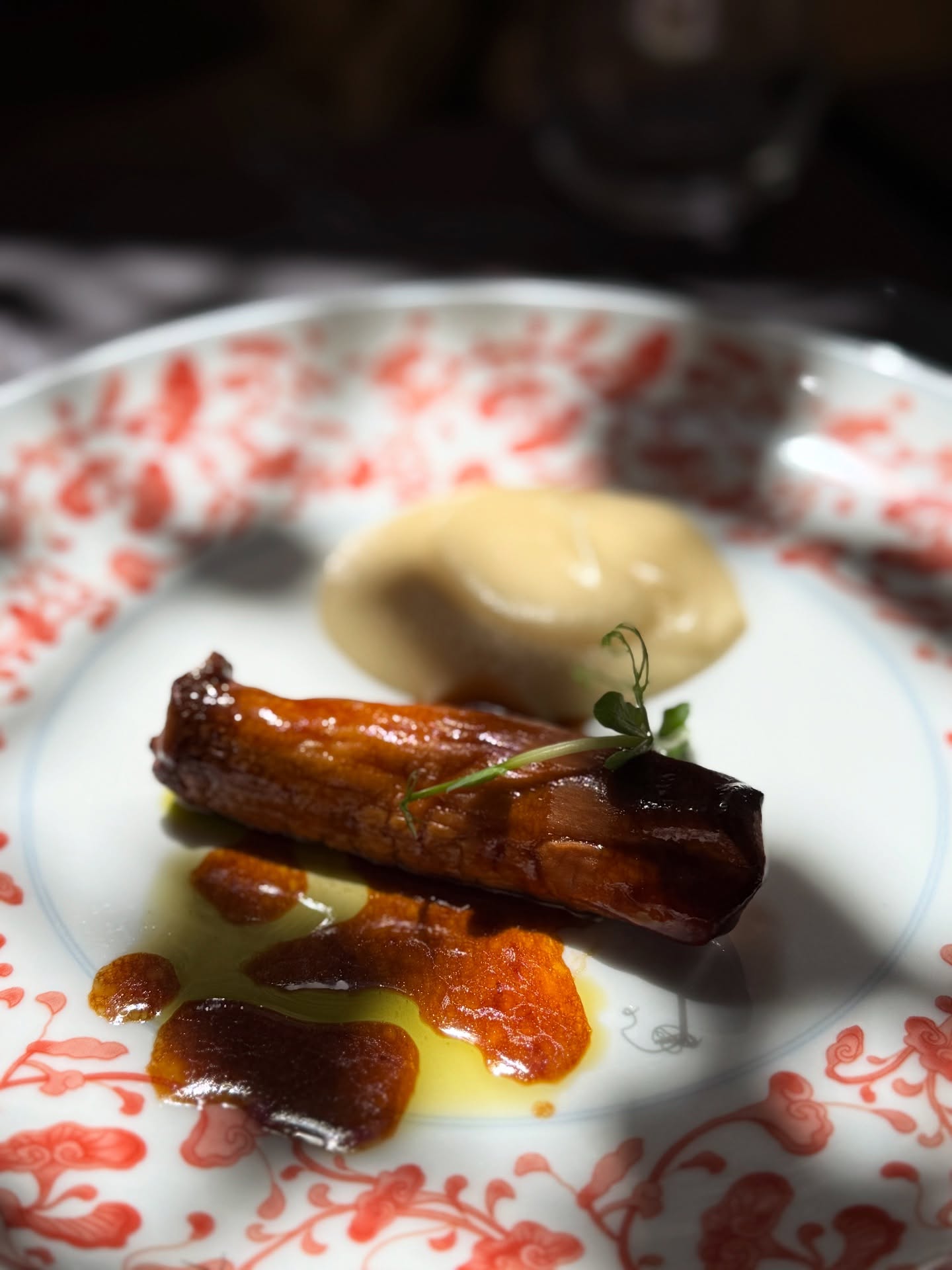 🍄 Pleurote du roi (杏鲍菇), un champignon d’Asie au goût délicat et à la texture ferme, rôti lentement pour révéler toute sa richesse.
Il est accompagné d’une purée de céleri-rave douce et onctueuse, nappé d’une sauce hongshao, une réduction riche et brillante typique de la cuisine shanghaïenne traditionnelle. 🇨🇳
Un plat végétal, profondément ancré dans l’héritage culinaire chinois, présenté avec l’élégance de la gastronomie contemporaine.
📖 Réservation: www.bistrowu.com
#CuisineChinoise #HongShao #GastronomieAsiatique
#AixEnProvence #FineDining #CuisineVégétale
#SaveursDeShanghai #ChampignonAsiatique #FusionFrancoChinoise
#PlatsSignatures #ArtCulinaire #ModernChineseFood #aix #aixenprovence #aixmaville #aixenpce #aixenprovencetourism #aixenprovencesortie #aixenprovence❤️ #aixoise