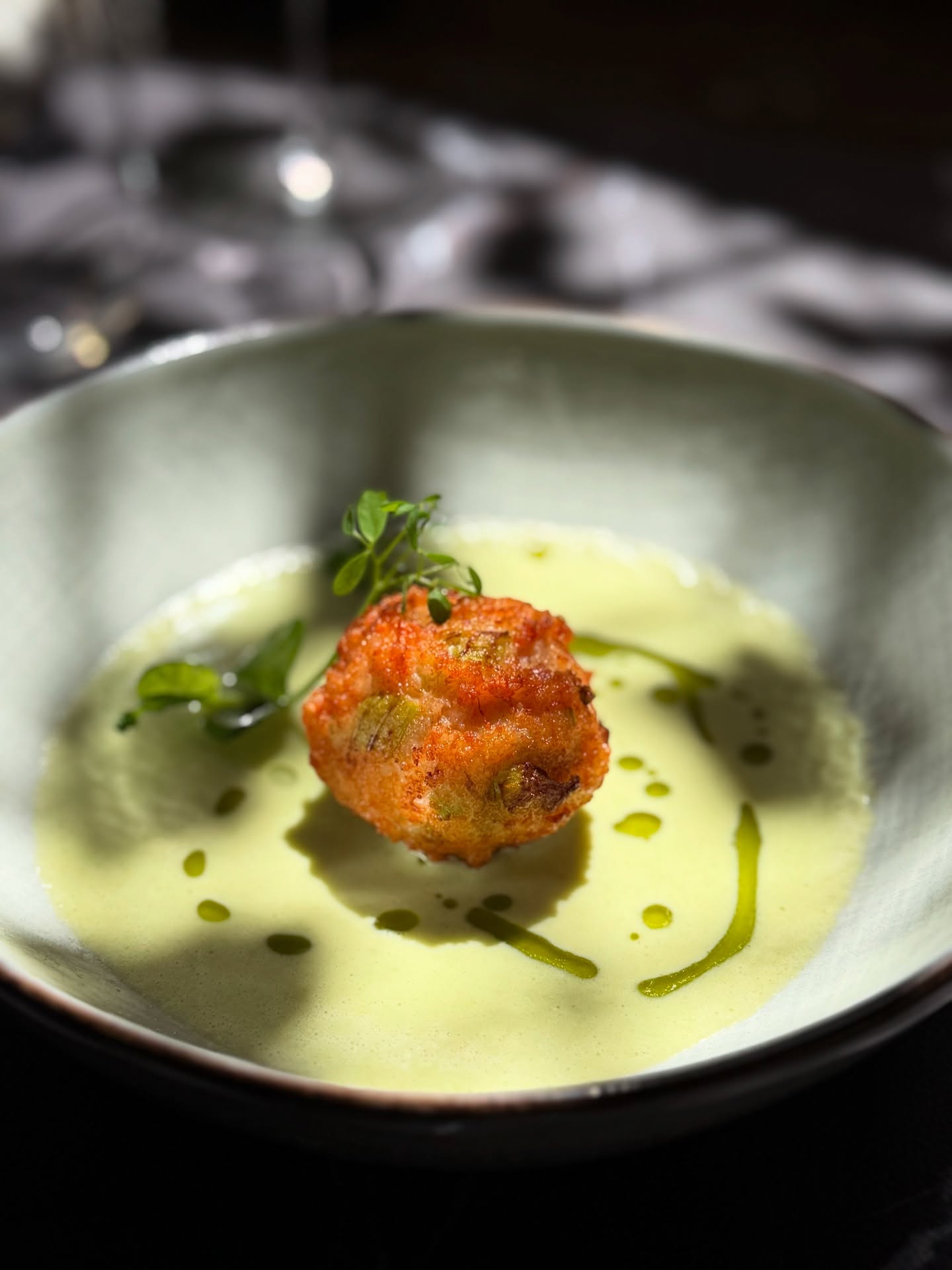 🥣 Mousse de crevettes croustillante, servie sur un velouté d’edamame frais, relevé d’un filet d’huile de menthe 🌱
Un plat tout en fraîcheur, parfait pour l’été à Aix-en-Provence ☀️🦐
📖 Reservation: www.bistrowu.com
#MousseDeCrevettes #SaveursDété #CuisineDeSaison
#AixEnProvence #GastronomieAixoise #SudGourmand
#InstaFood #CuisineFrançaise #FraîcheurProvençale
#PlatDuJour #FoodInAix #TerrasseAixoise #GoûtDuSud #aixenprovence❤️ #aixenprovence❤️ #aixmaville #aixenpce #aixenprovencetourism #aixenprovencesortie